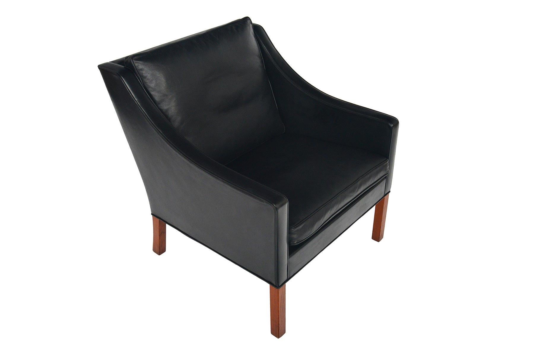 This handsome black leather lounge chair, model 2207, was designed by Børge Mogensen for Fredericia Stolefabrik in 1963. The perfect companion to the model 2213 three-seat sofa of the same collection, this sleek chair features a lowback design with