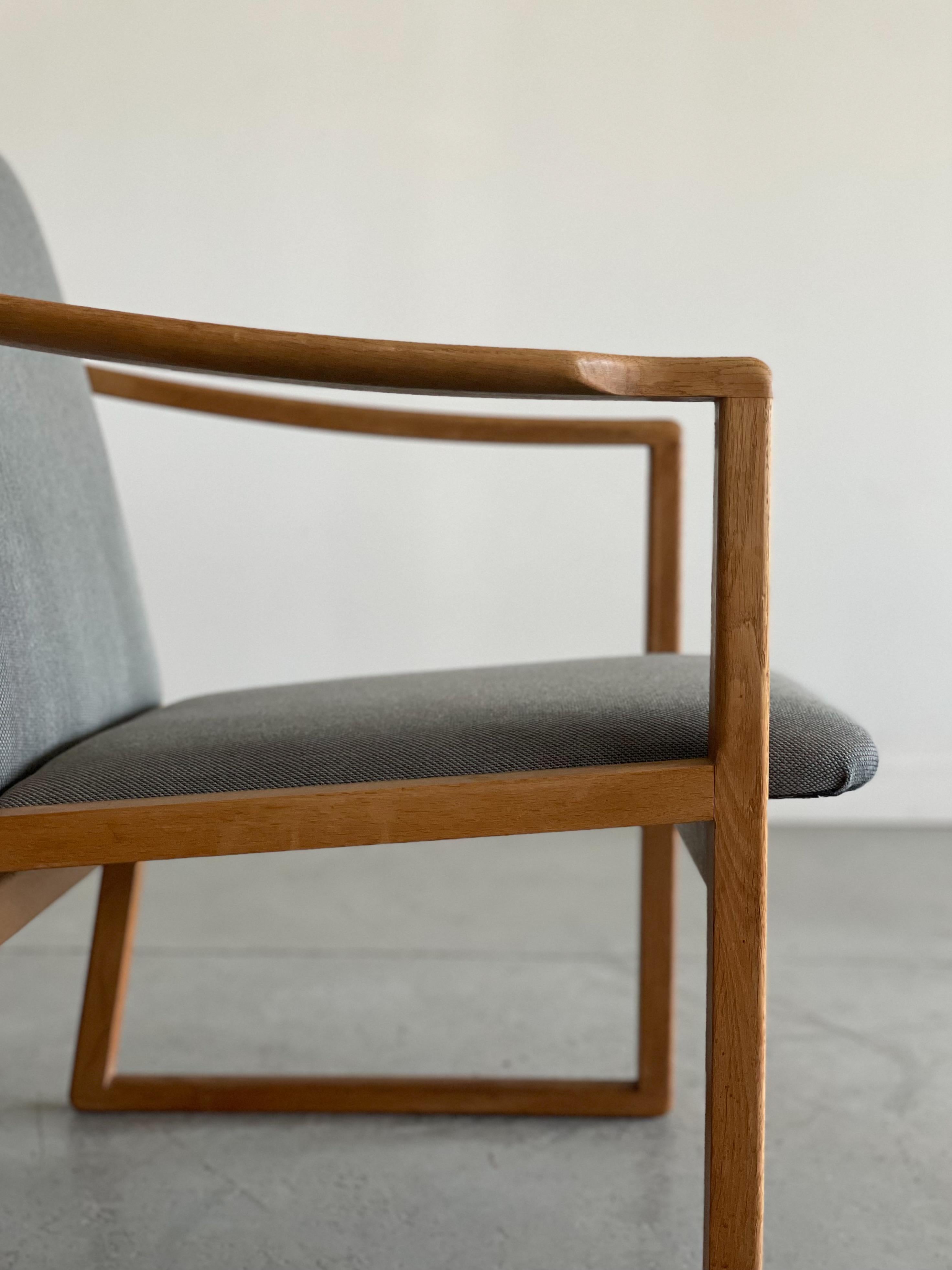 Sillón de roble Modelo 233 diseñado por Borge Mogensen para Fredericia, Dinamarca. Este diseño fue fabricado por Fredericia sólo durante un breve periodo, por lo que es relativamente raro. La construcción presenta las características clásicas de