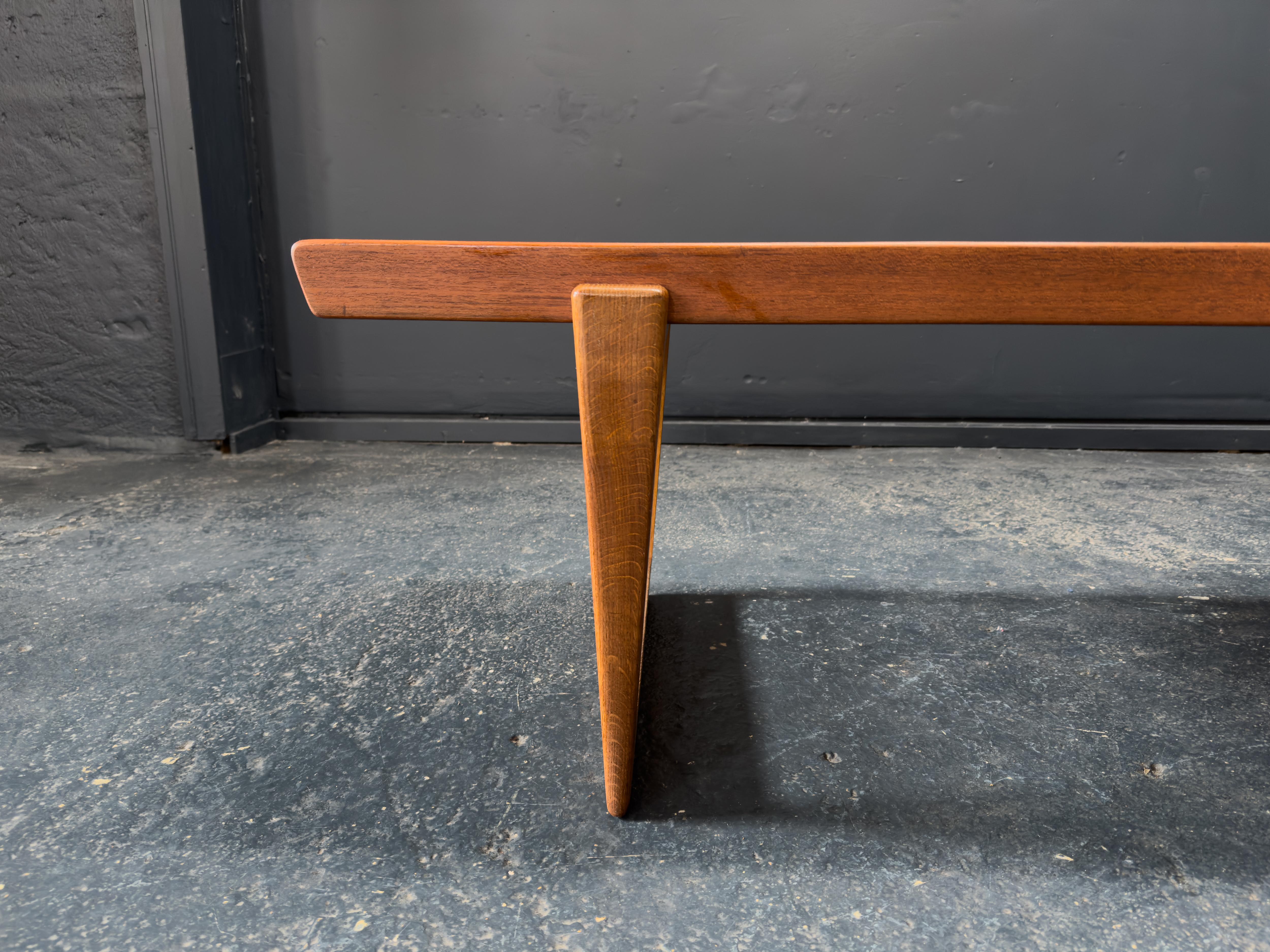 Conçue par le célèbre designer danois Børge Mogensen dans les années 1950, la table basse Model 264 est un chef-d'œuvre de simplicité raffinée et de design déterminé. Produite par Fredericia Stolefabrik, cette pièce illustre l'attachement de Dedic à
