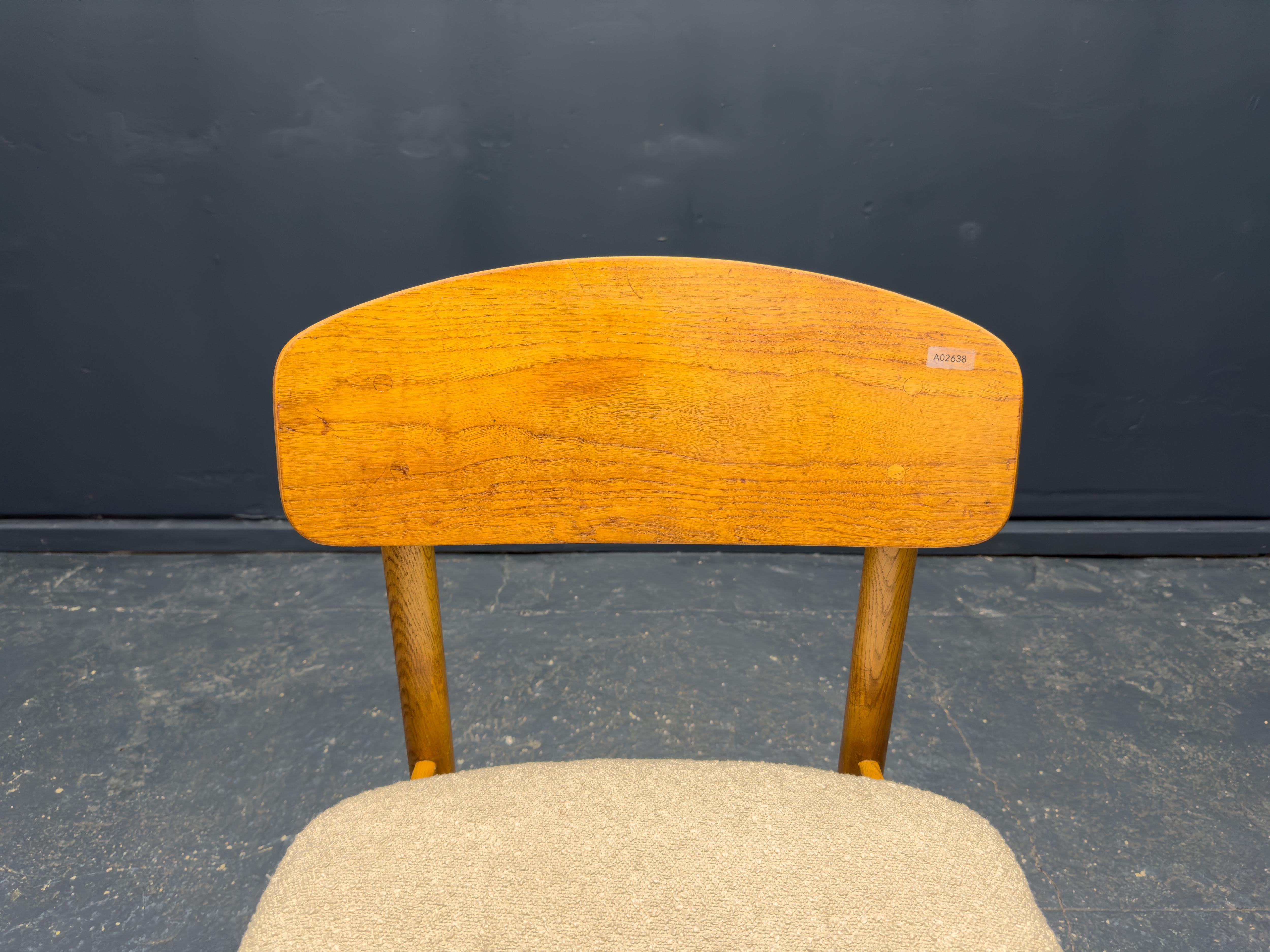 Designed by influential Danish designer Børge Mogensen and manufactured by Søborge in the 1960s the model 122 chair is a true example of Mogensen's style and skill as a designer.

Made from oak wood this chair is seemingly simplistic in design,