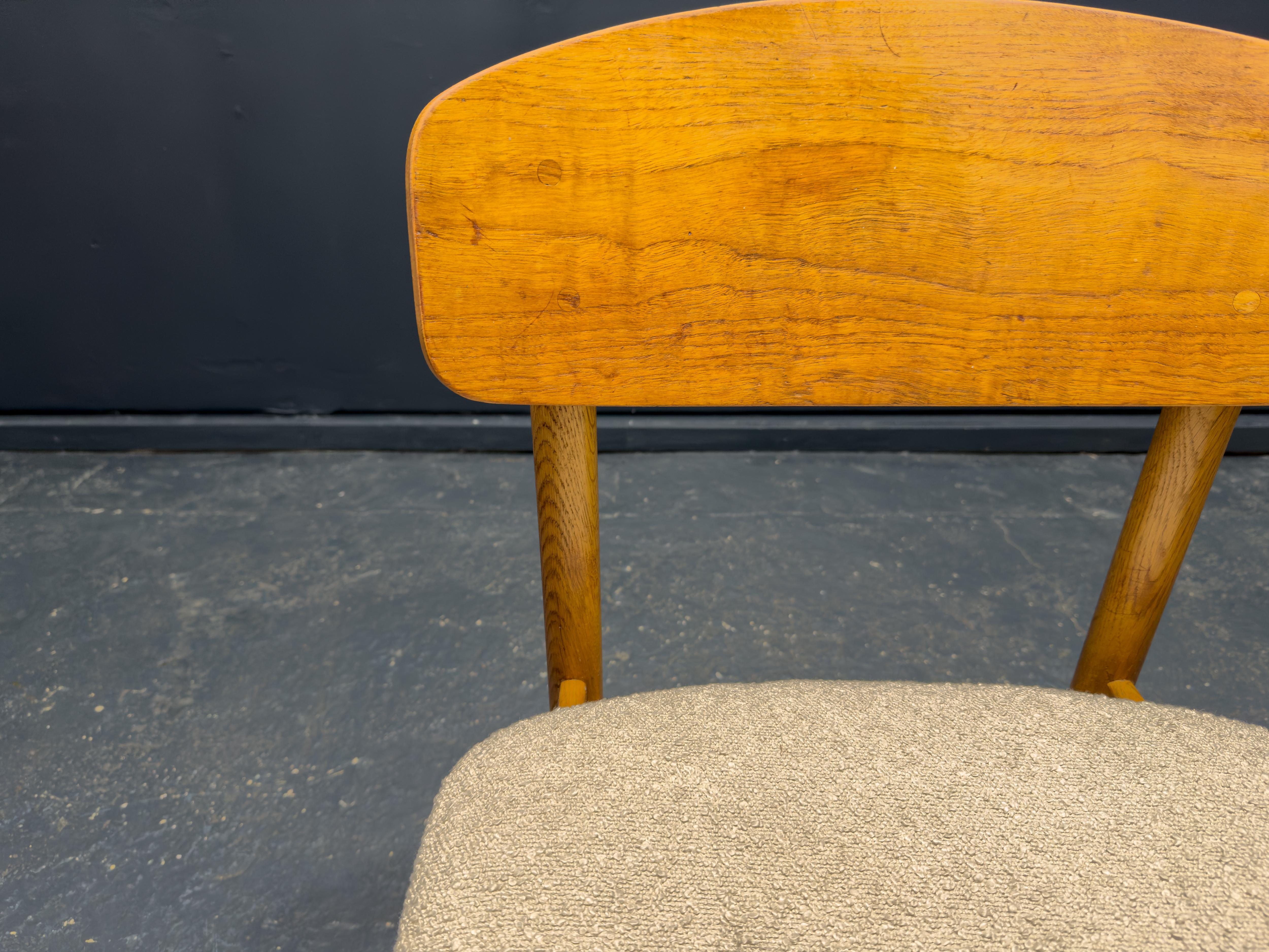 Borge Mogensen Oak and Boucle Model 122 Chair In Good Condition In London, GB