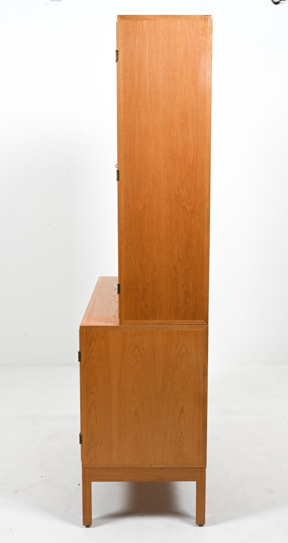 Borge Mogensen Oak bookcase with Cabinet Doors For Sale 5