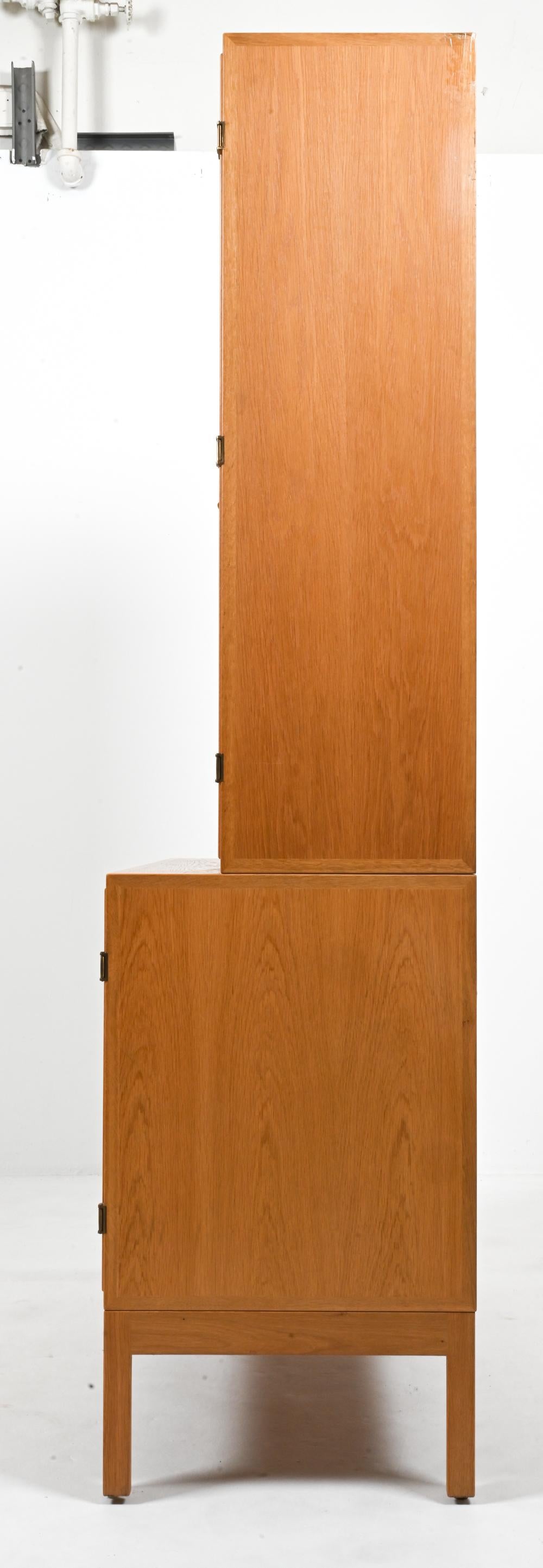 Borge Mogensen Oak bookcase with Cabinet Doors For Sale 6