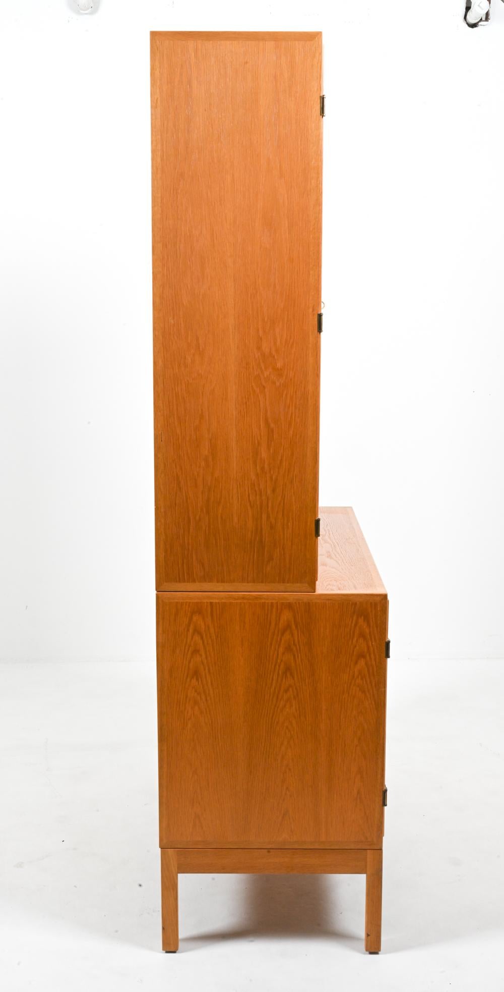 Borge Mogensen Oak bookcase with Cabinet Doors For Sale 10