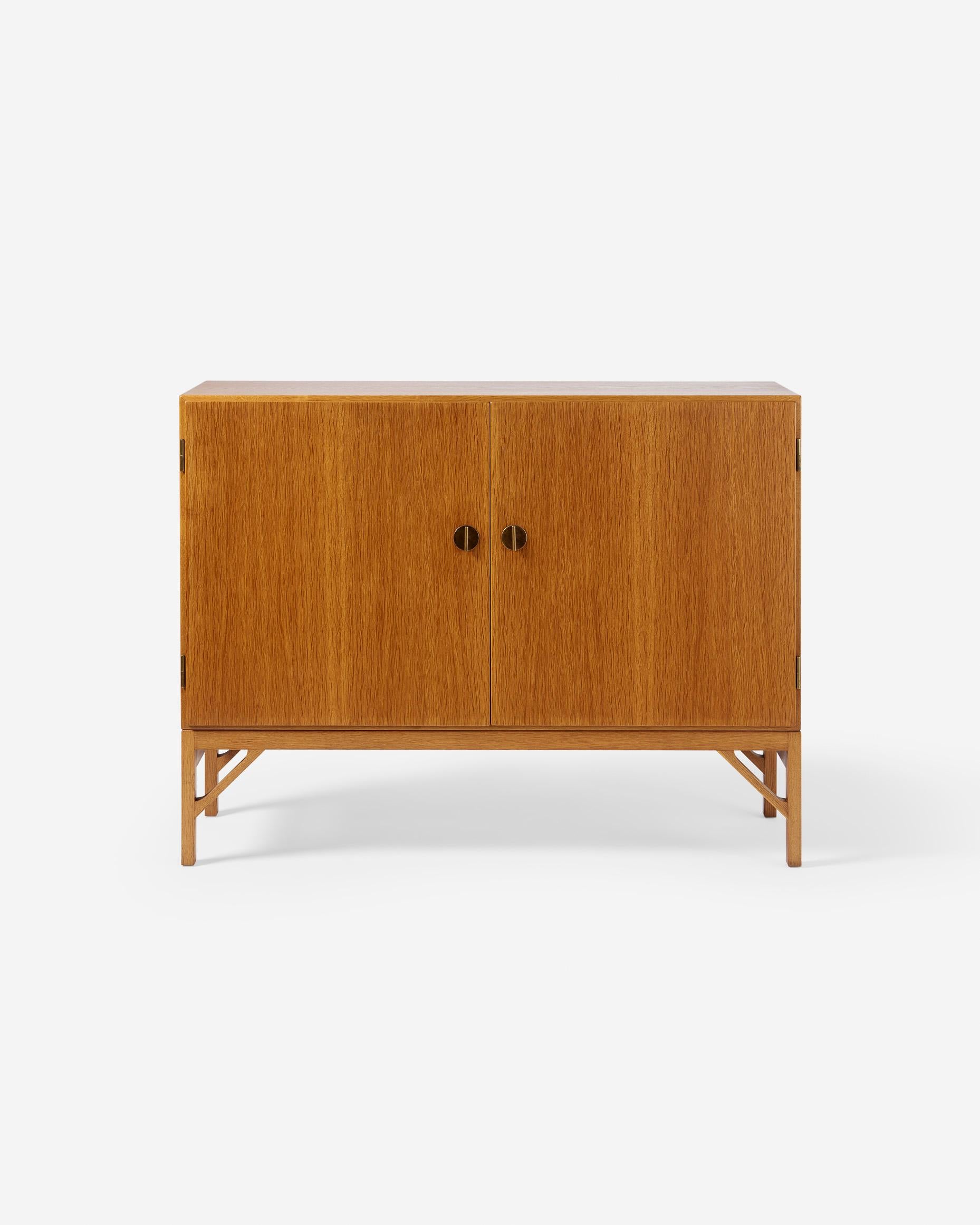 Borge Mogensen - Armadio modello A 232

Una splendida versione in Oak dell'iconico mobile di Mogensen. La parte anteriore presenta due porte con chiavi decorative a T in ottone in stile cinese. L'interno è rivestito con impiallacciatura in acero e