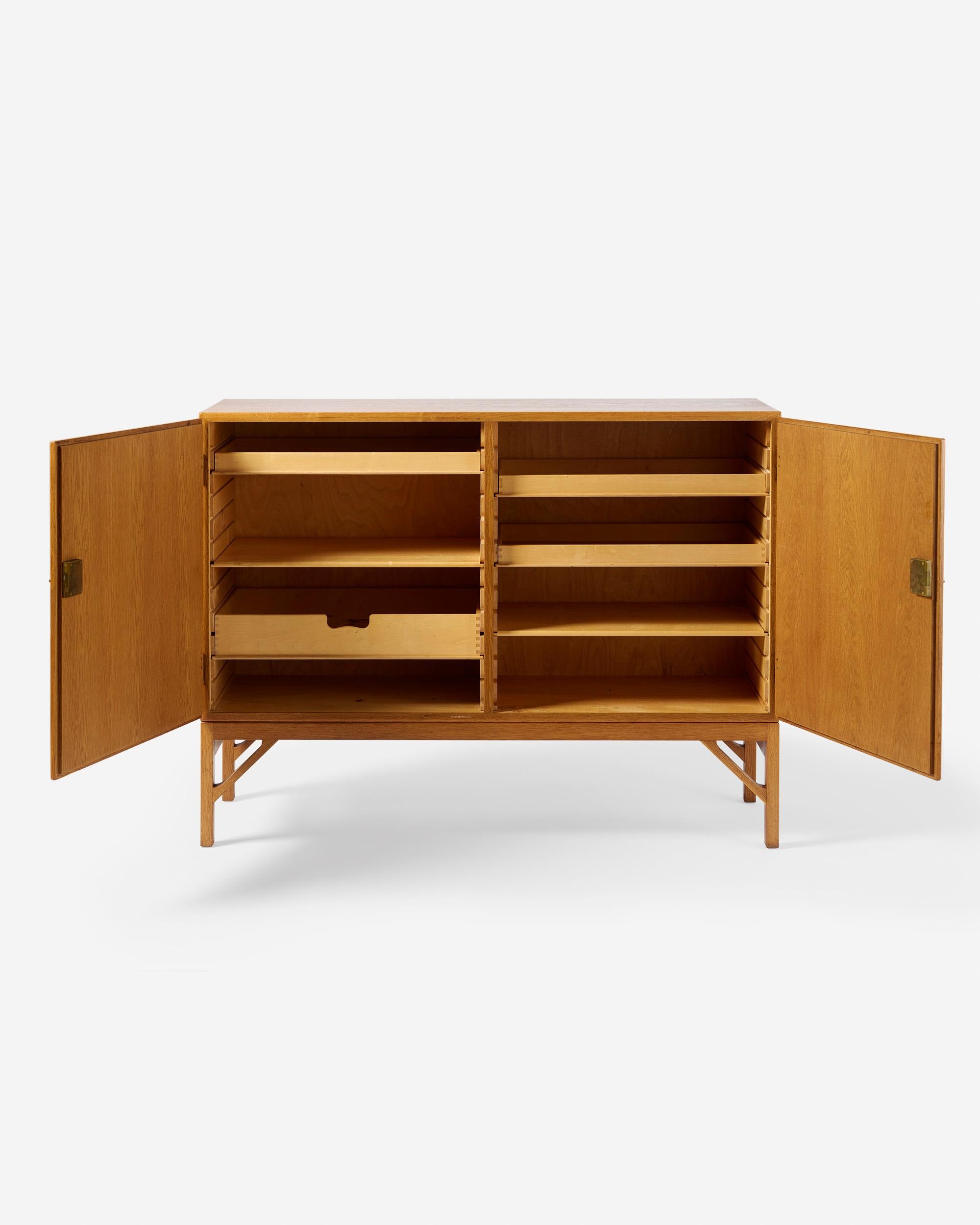 Scandinavo moderno Armadietto per le porcellane in Oak di Borg Mogensen, anni '50 circa in vendita