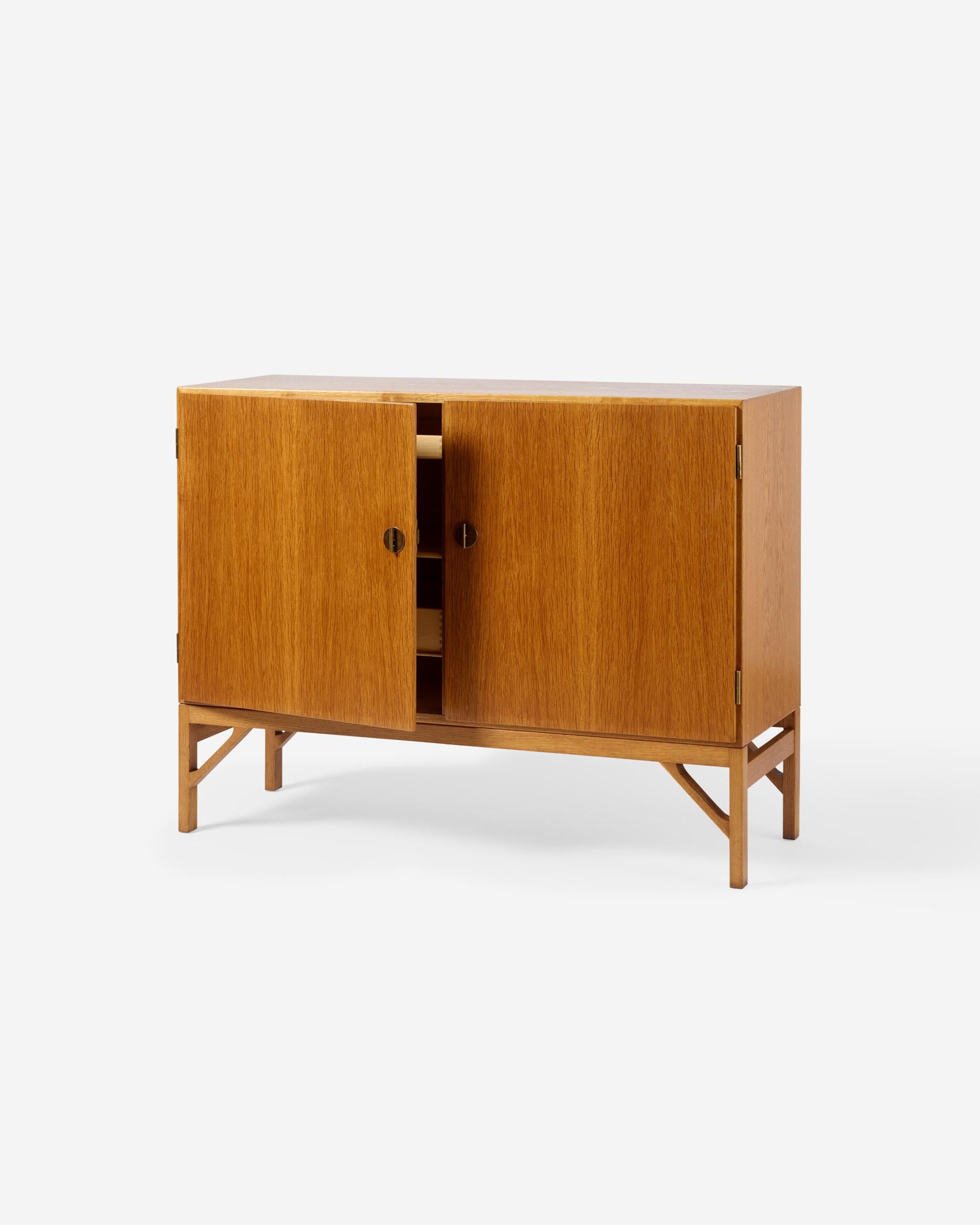 Armadietto per le porcellane in Oak di Borg Mogensen, anni '50 circa In condizioni ottime in vendita a London, England