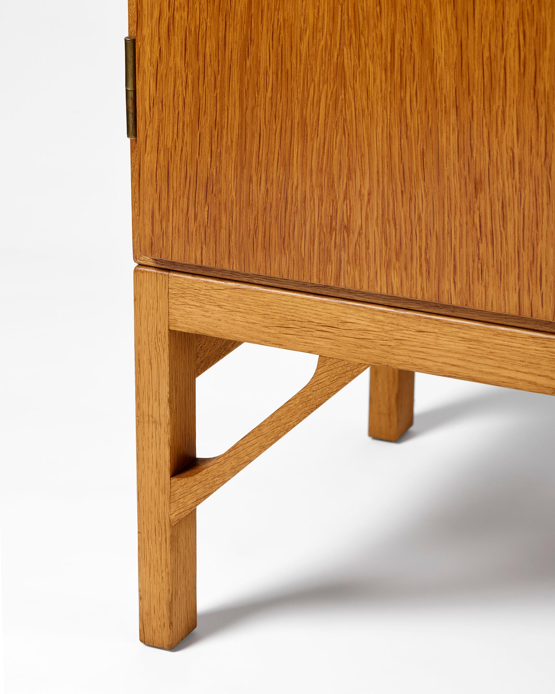 Ottone Armadietto per le porcellane in Oak di Borg Mogensen, anni '50 circa in vendita