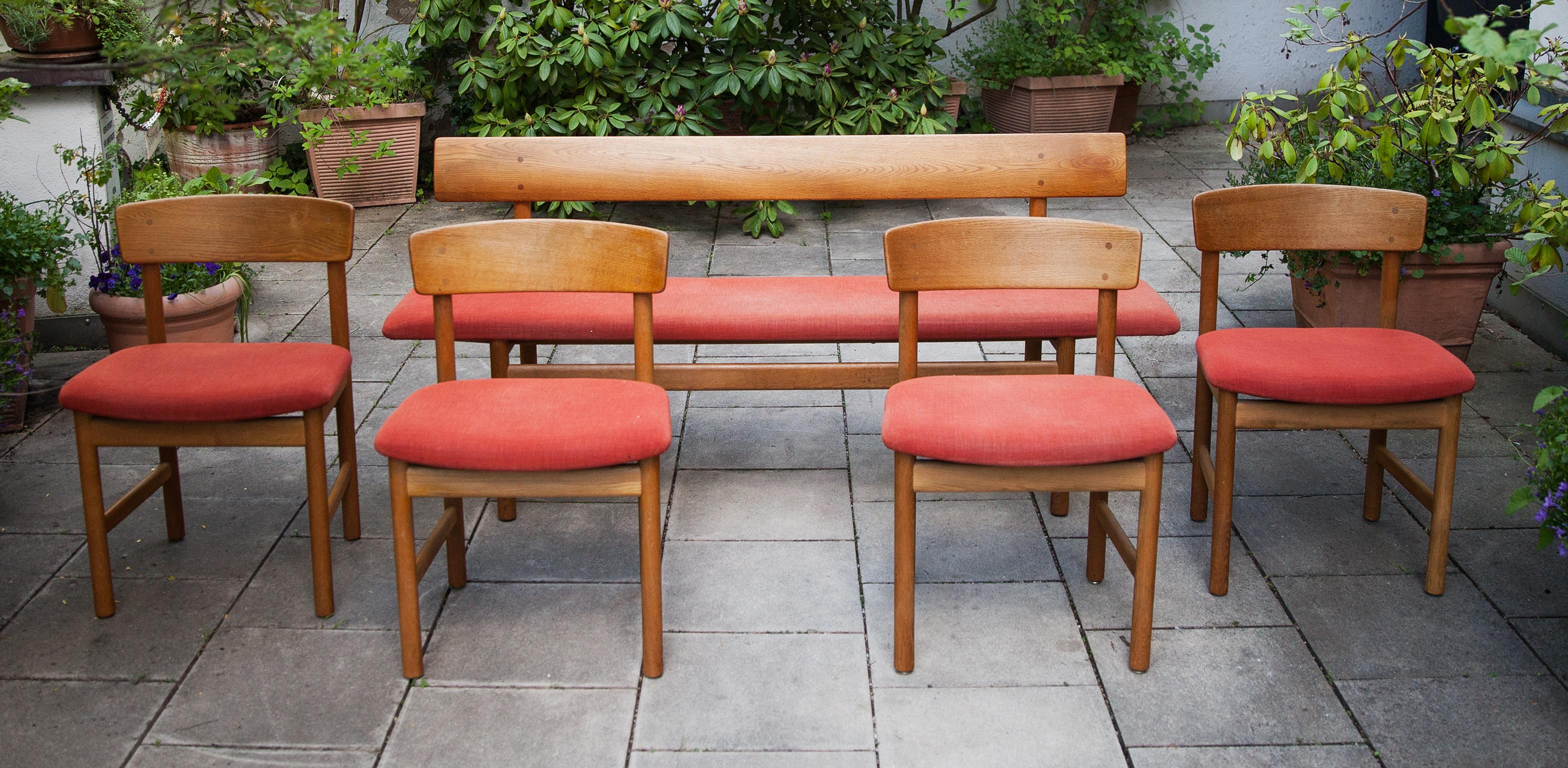 Borge Mogensen Oak dining chairs model 3236 Set of 4

Set of four Borge Mogensen oak wood dining chairs model 3236 made by Fredericia Stolefabrik, Fredericia in Denmark 1960s.

All covered with original red textile cover, and marked with the