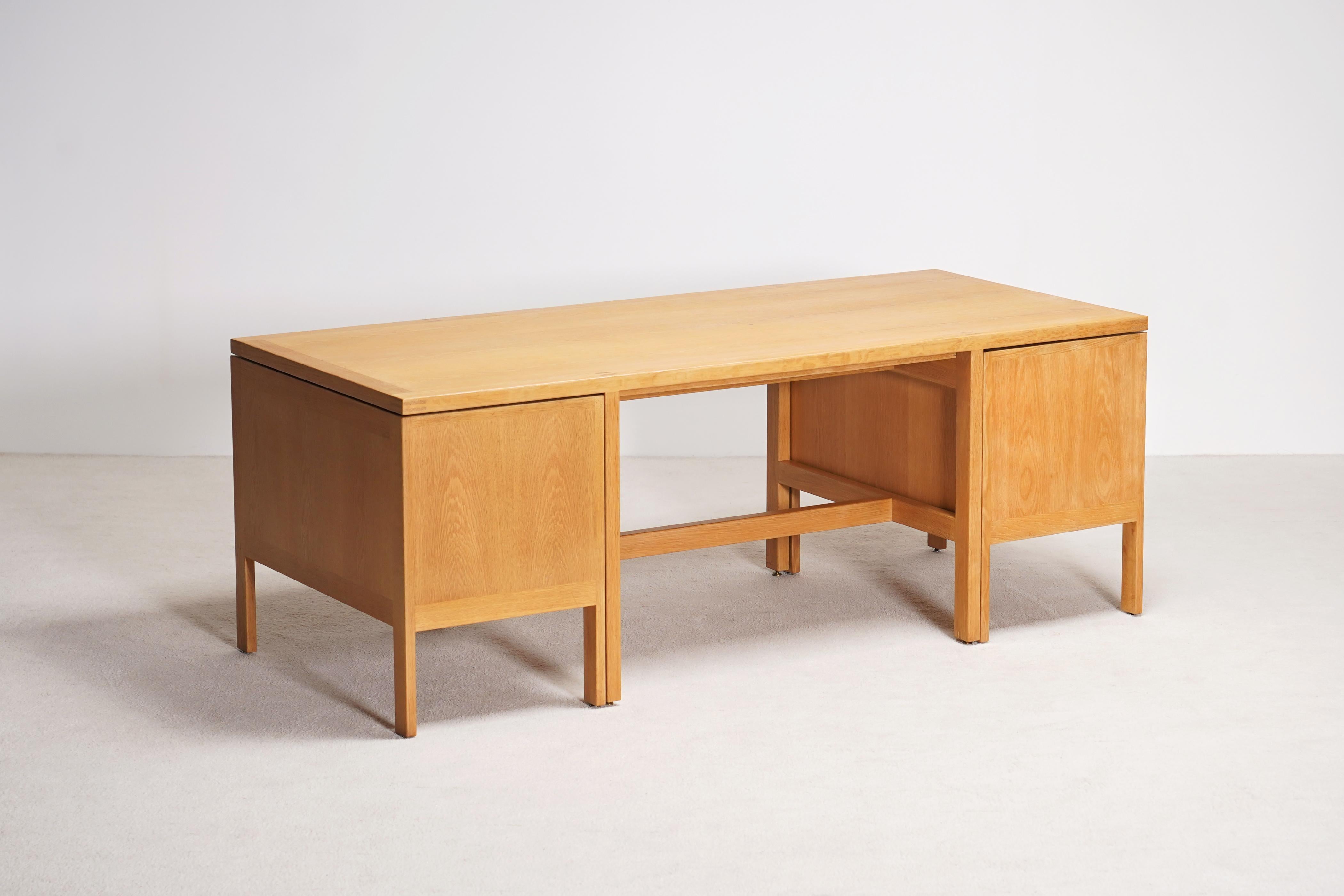 Borge Mogensen Oak Executive Desk für P. Lauritsen & Son, 1960. im Angebot 3