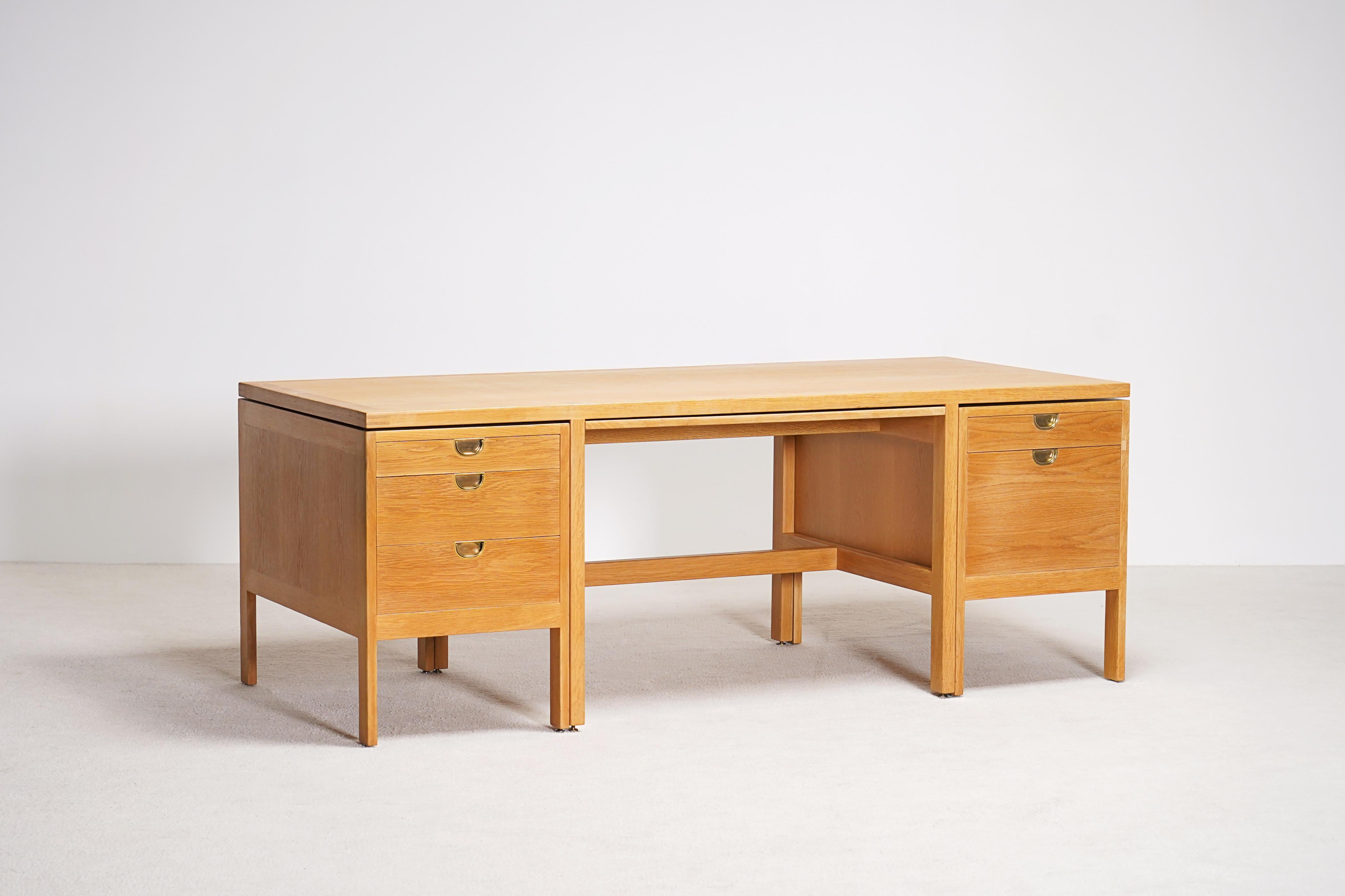 Seltener freistehender Schreibtisch, entworfen von Børge Mogensen und hergestellt von P. Lauritsen & Søn in Dänemark, ca. späte 1950er-1960er Jahre.
Der Schreibtisch lässt sich in drei Teile zerlegen, die Platte und die beiden Schubladenschränke, so