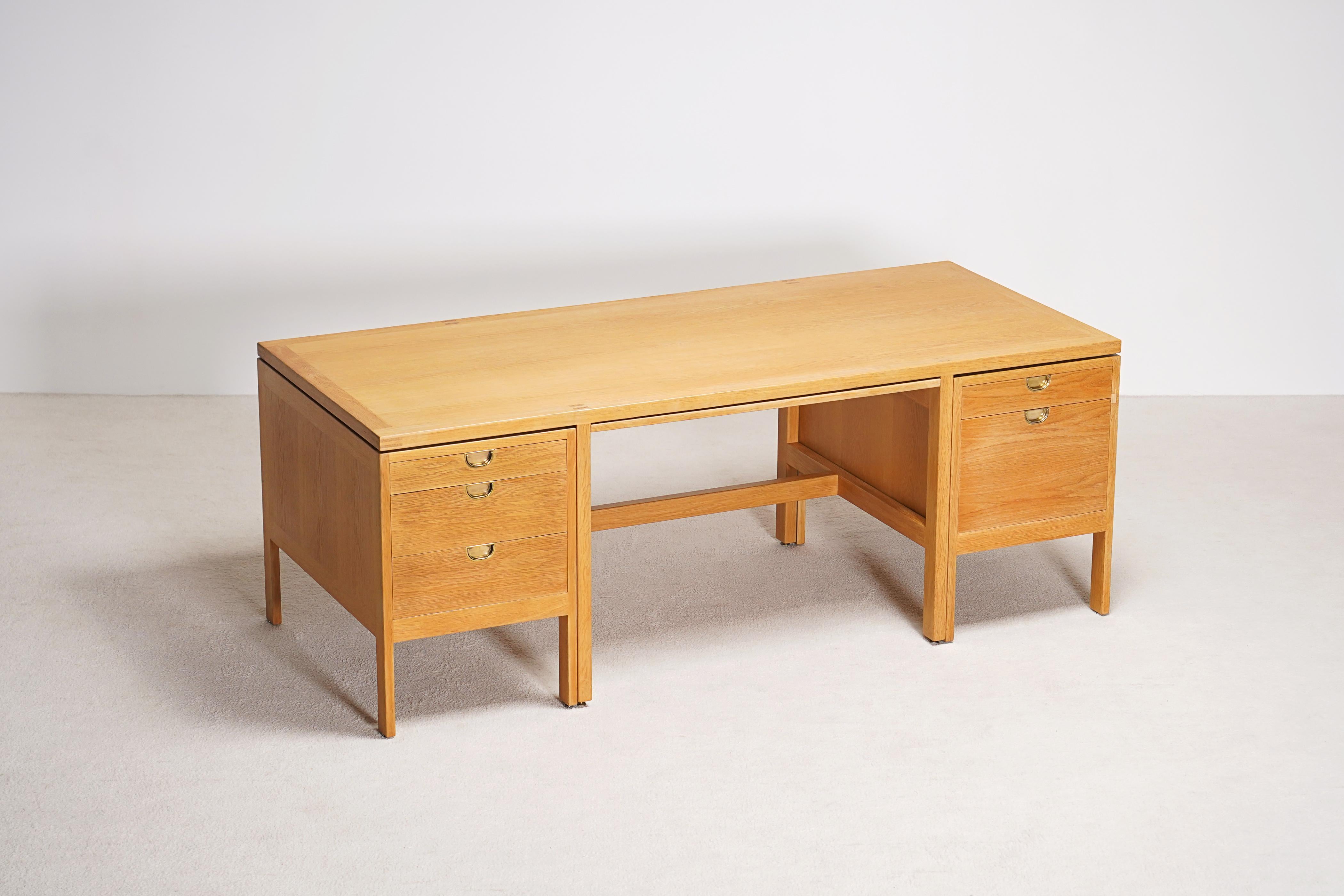 Borge Mogensen Oak Executive Desk für P. Lauritsen & Son, 1960. (Skandinavische Moderne) im Angebot