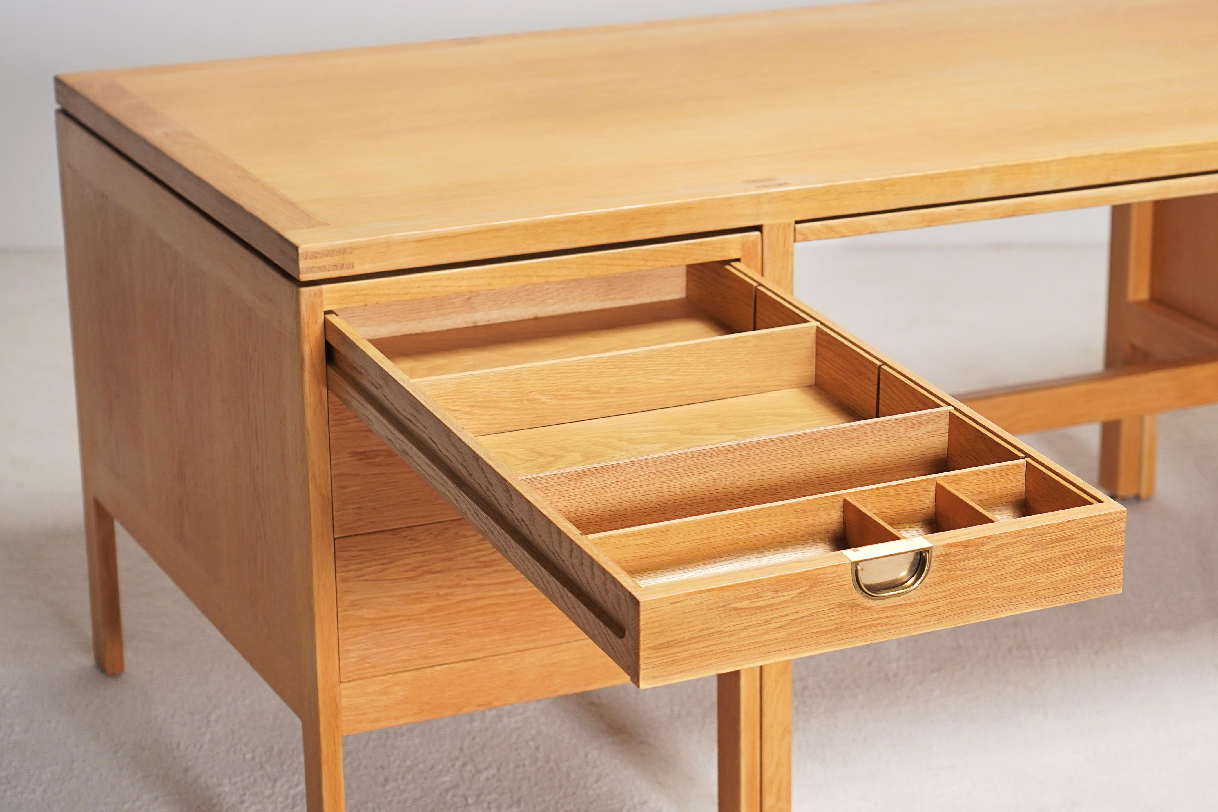 Borge Mogensen Oak Executive Desk für P. Lauritsen & Son, 1960. (Messing) im Angebot