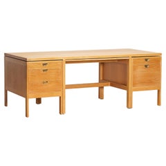 Borge Mogensen Oak Executive Desk für P. Lauritsen & Son, 1960.