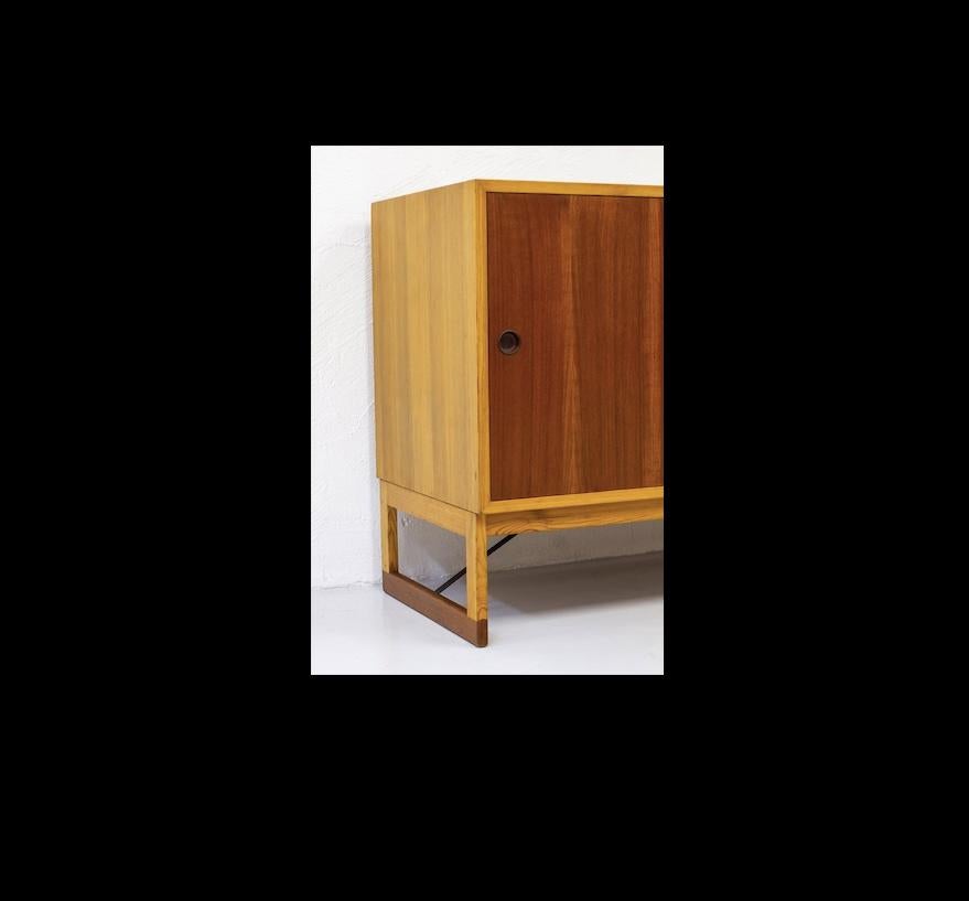 Borge Mogensen: “Oresund” Sideboard Teak and Pine Design, 1955 In Good Condition For Sale In PARIS, FR