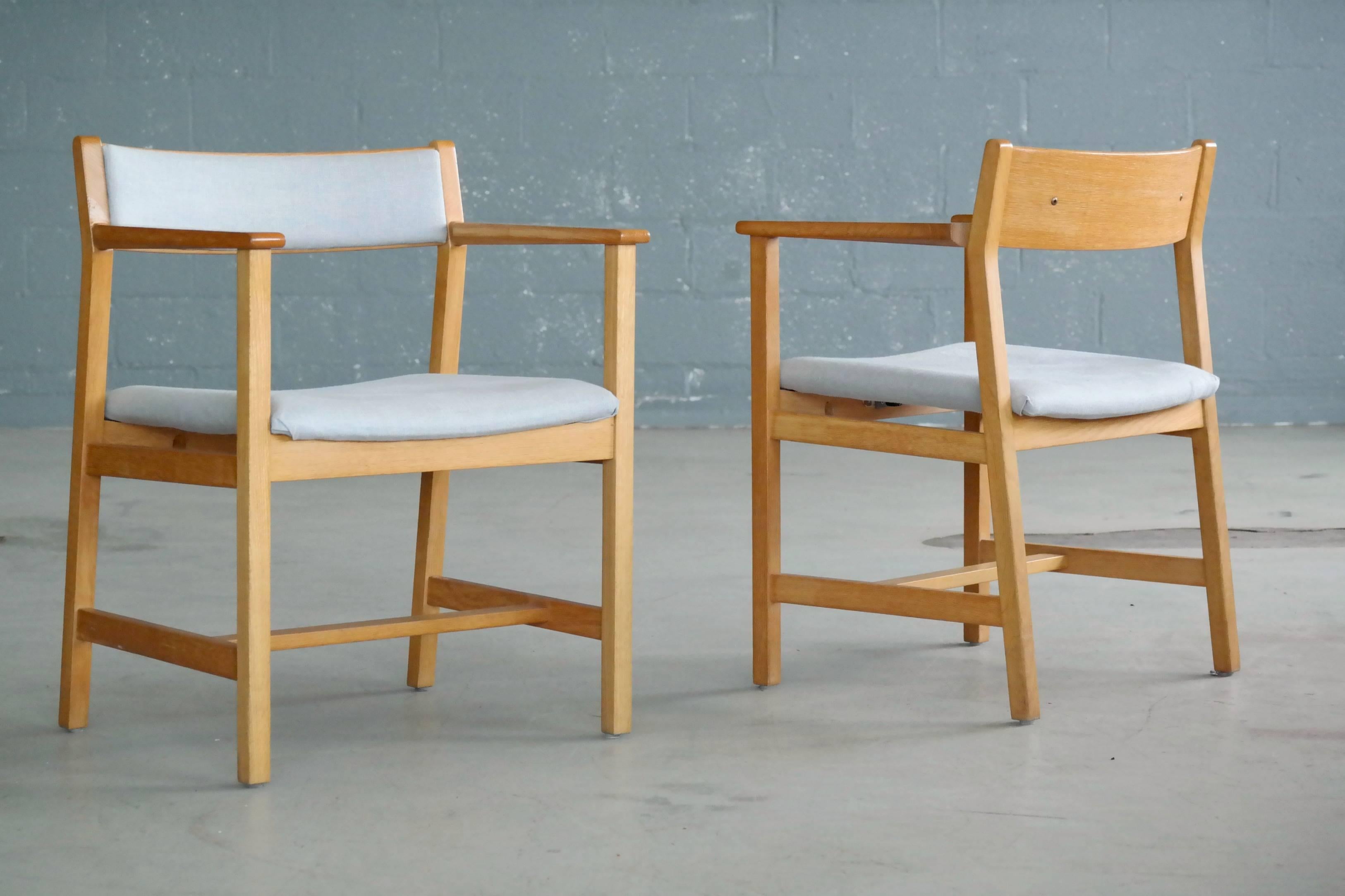 Très élégante paire de fauteuils modèle 3242 conçus par Borge Mogensen pour Fredericia Stolefabrik au Danemark dans les années 1960. Un profil très moderne et épuré exprimé dans un design qui était en avance sur son temps et semble aussi moderne et