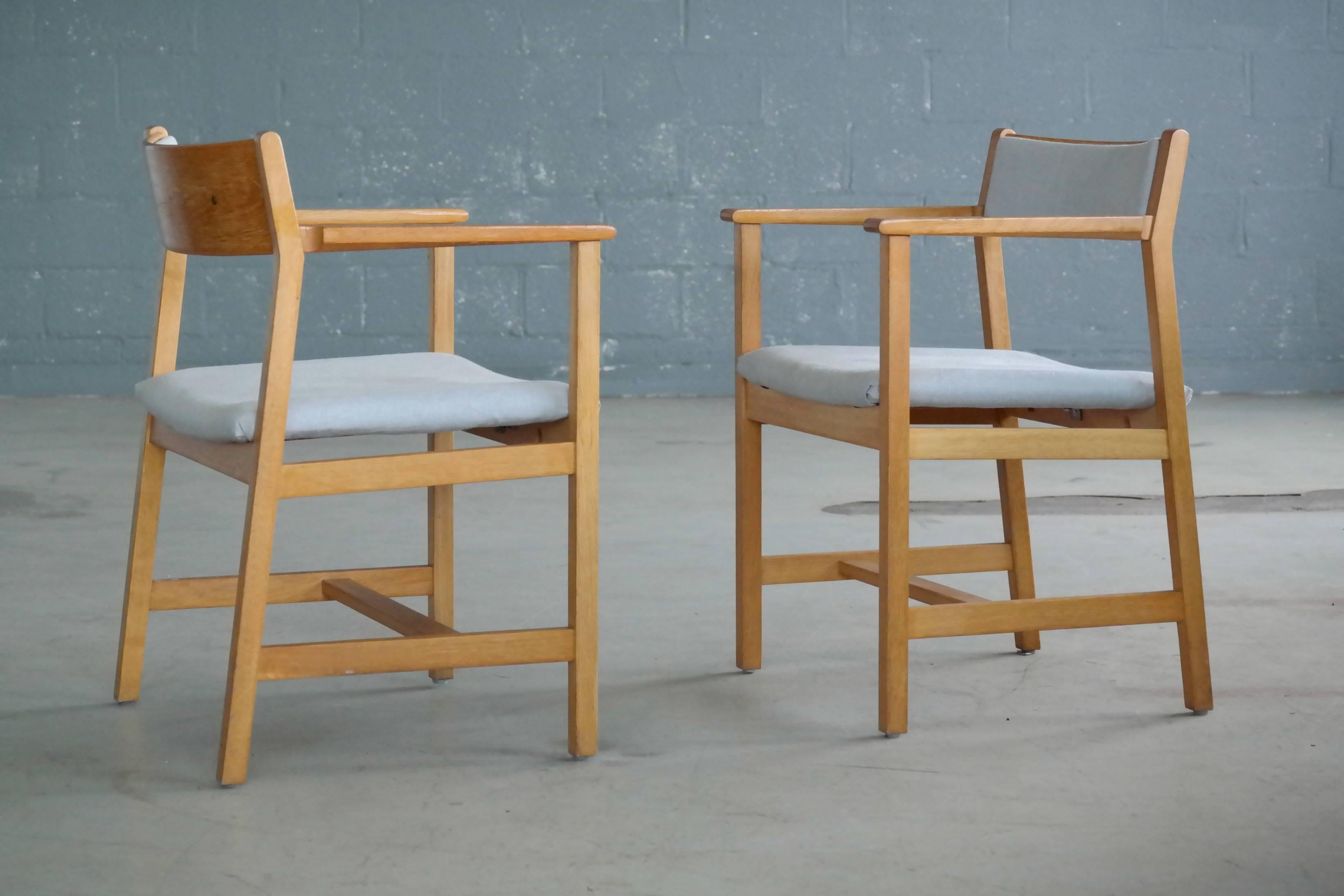 Danois Paire de fauteuils d'appoint ou de fauteuils en chêne Borge Mogensen modèle 3242 pour Fredricia en vente