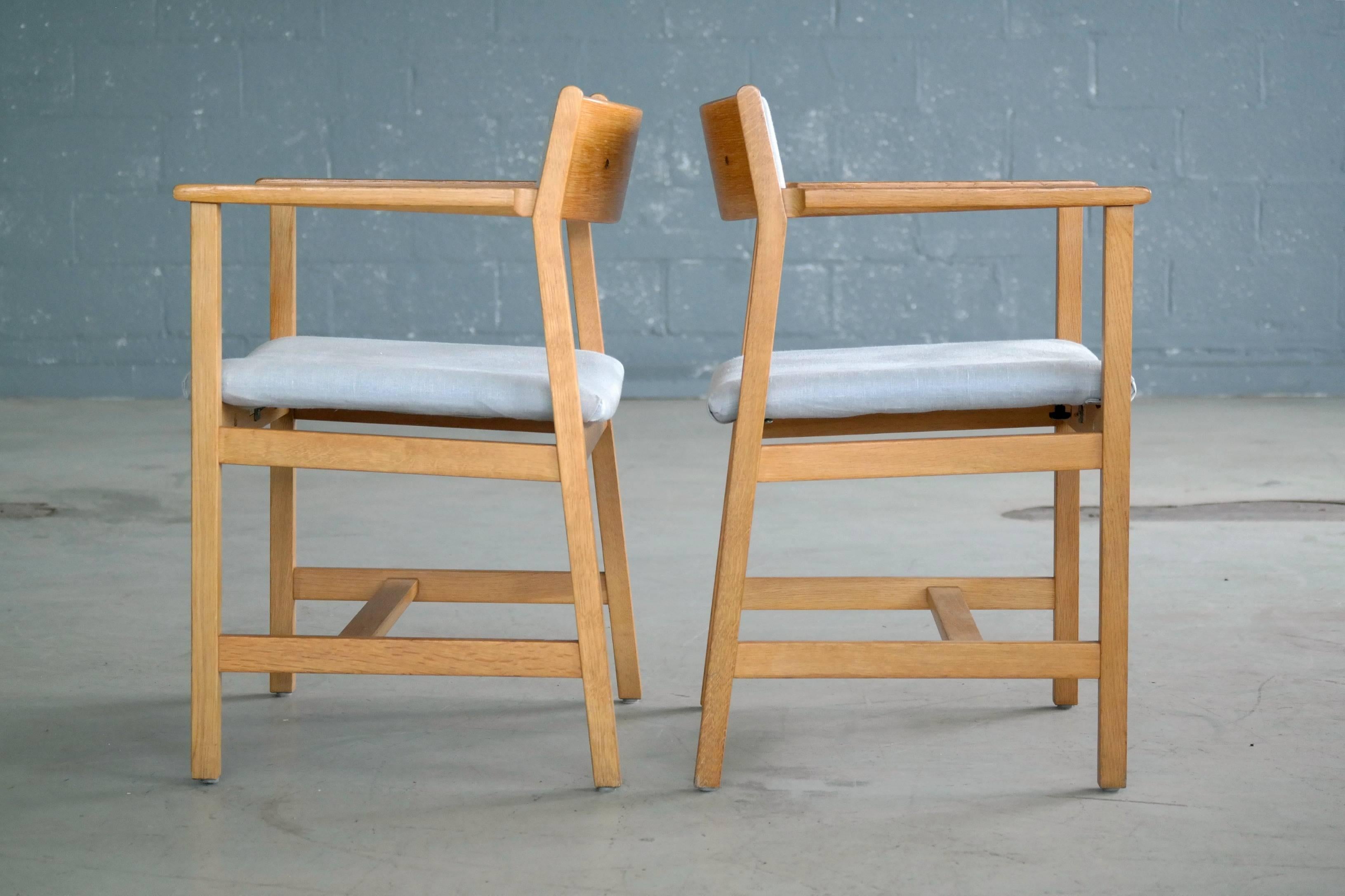 Borge Mogensen Pair of Model 3242 Oak Side or Armchairs for Fredricia In Excellent Condition For Sale In Bridgeport, CT