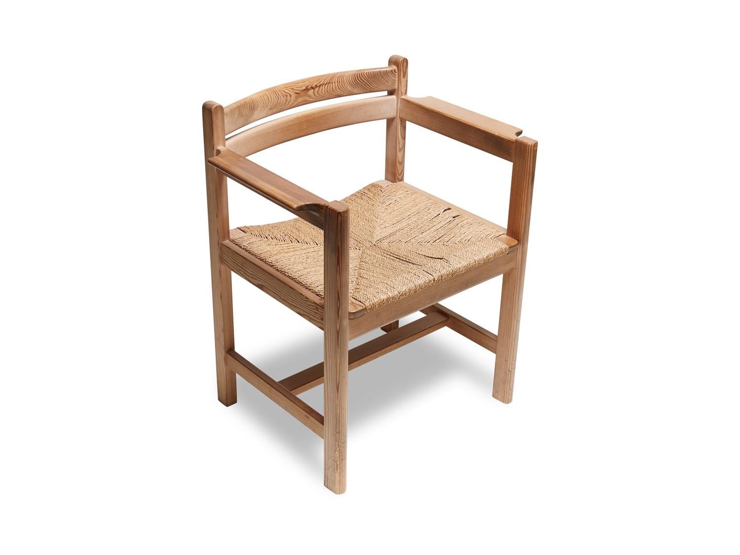Description : Un fauteuil en pin avec de l'herbe de mer tissée. Circa 1970's
Concepteur : Borge Mogensen

