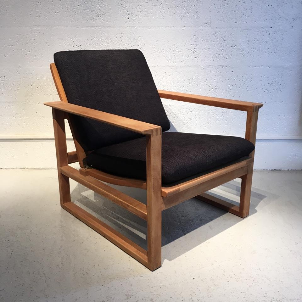 Borge Mogensen 's pair of armchairs model 2256 for Fredericia Stolefabrik, circa 1955.
Cubical frame made of solid oak with finger joints, cushions in newly upholstered navy blue fabric.