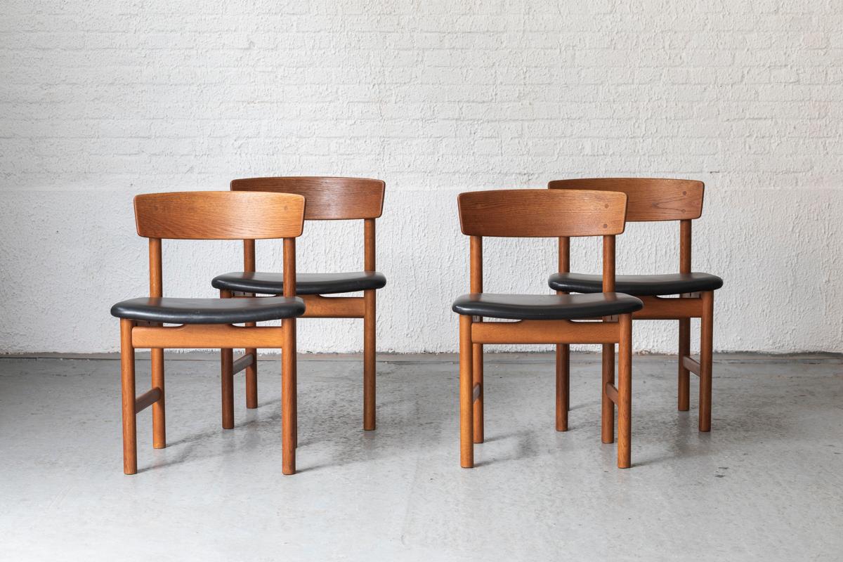 Set of 4 dining chairs, designed by Borge Mogensen and produced by Fredericia in Denmark in the 60’s. Solid, dark oak structure with original black leather seats. Some superficial scratches in the leather, further in very good condition. 

H: 74