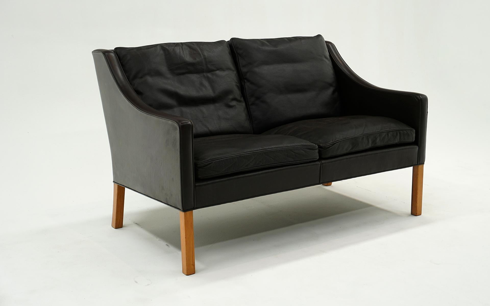 Scandinavo moderno Divano Borge Mogensen modello 2208 in pelle originale marrone scuro. Gambe in Oak in vendita