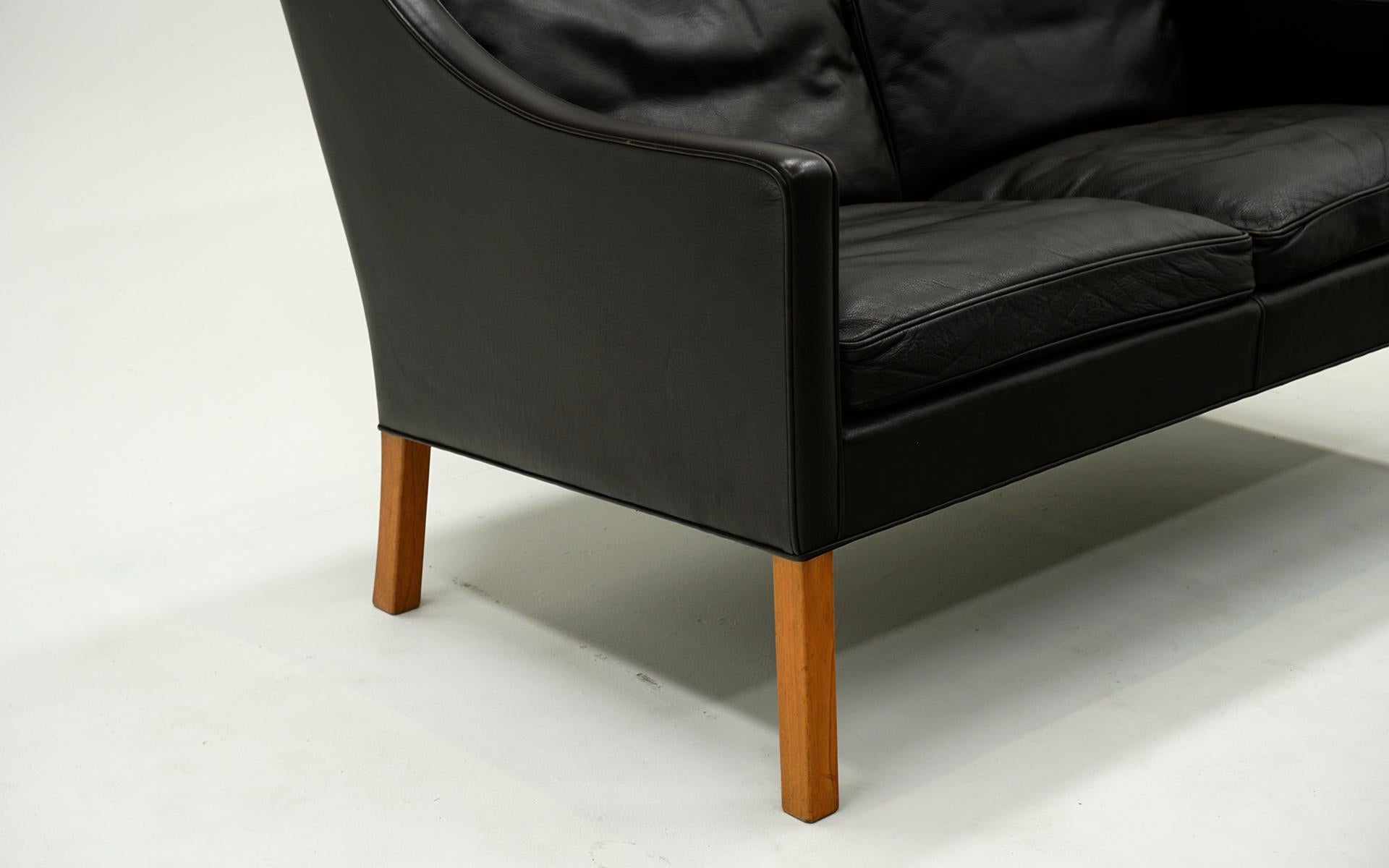 Metà XX secolo Divano Borge Mogensen modello 2208 in pelle originale marrone scuro. Gambe in Oak in vendita