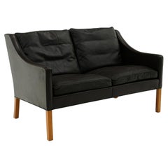 Sillón Borge Mogensen Modelo 2208 en cuero marrón oscuro original. Patas de Roble