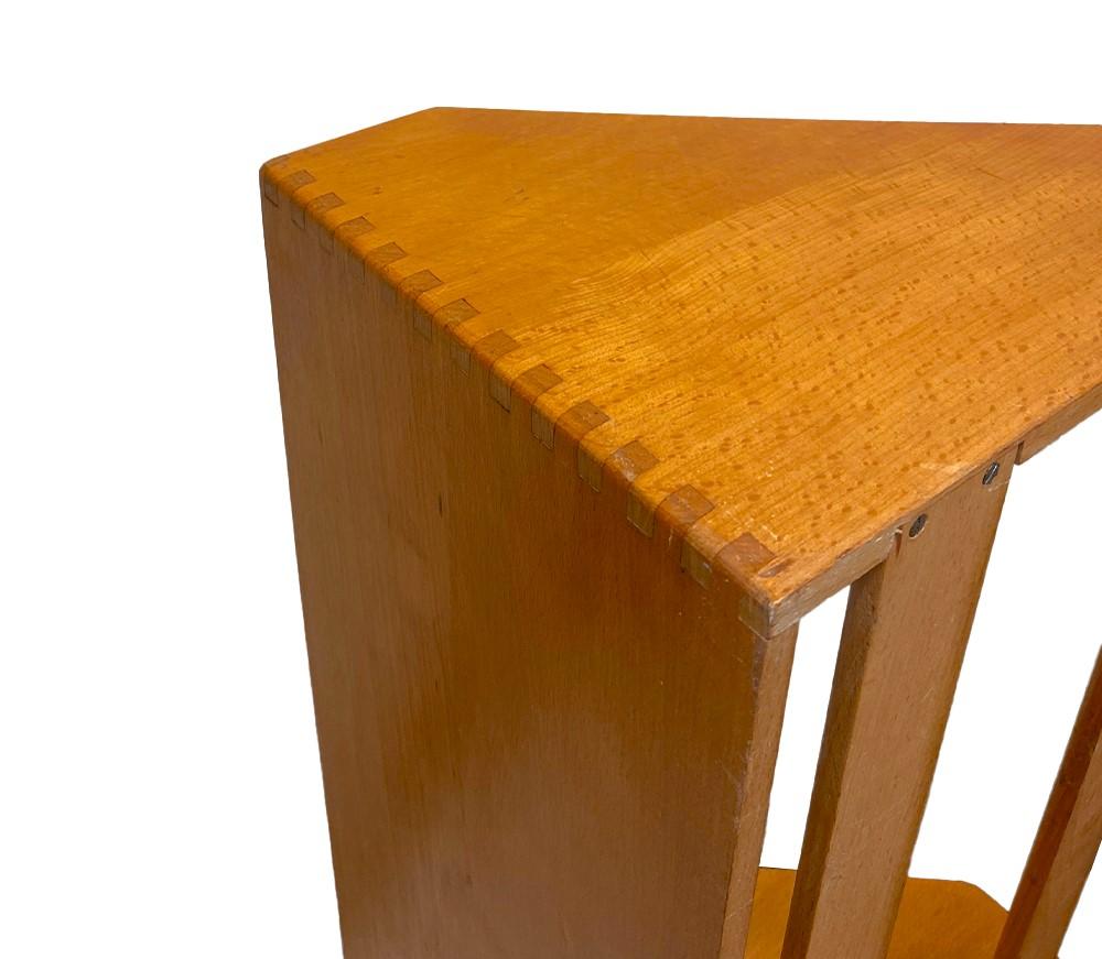 Questa è la prima edizione della mensola da parete in faggio B-5, creata da Børge Mogensen per FDB Møbler quando era ancora uno studente dell'Academy of Arts. Il design elegante e l'elegante semplicità di questa mensola altrimenti funzionale la