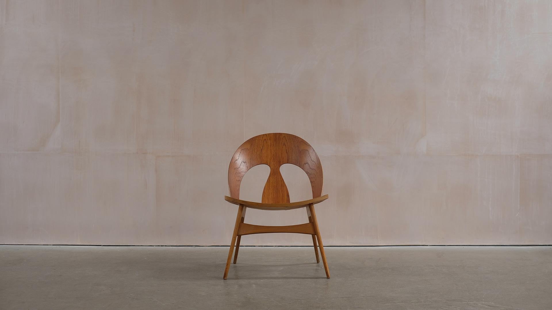 Chaise coquille rarissime en hêtre massif et en contreplaqué de teck sculptural, conçue par Borg pour l'ébéniste Erhard Rasmussen, 1949 Danemark. Magnifique chaise danoise classique rarement disponible. 