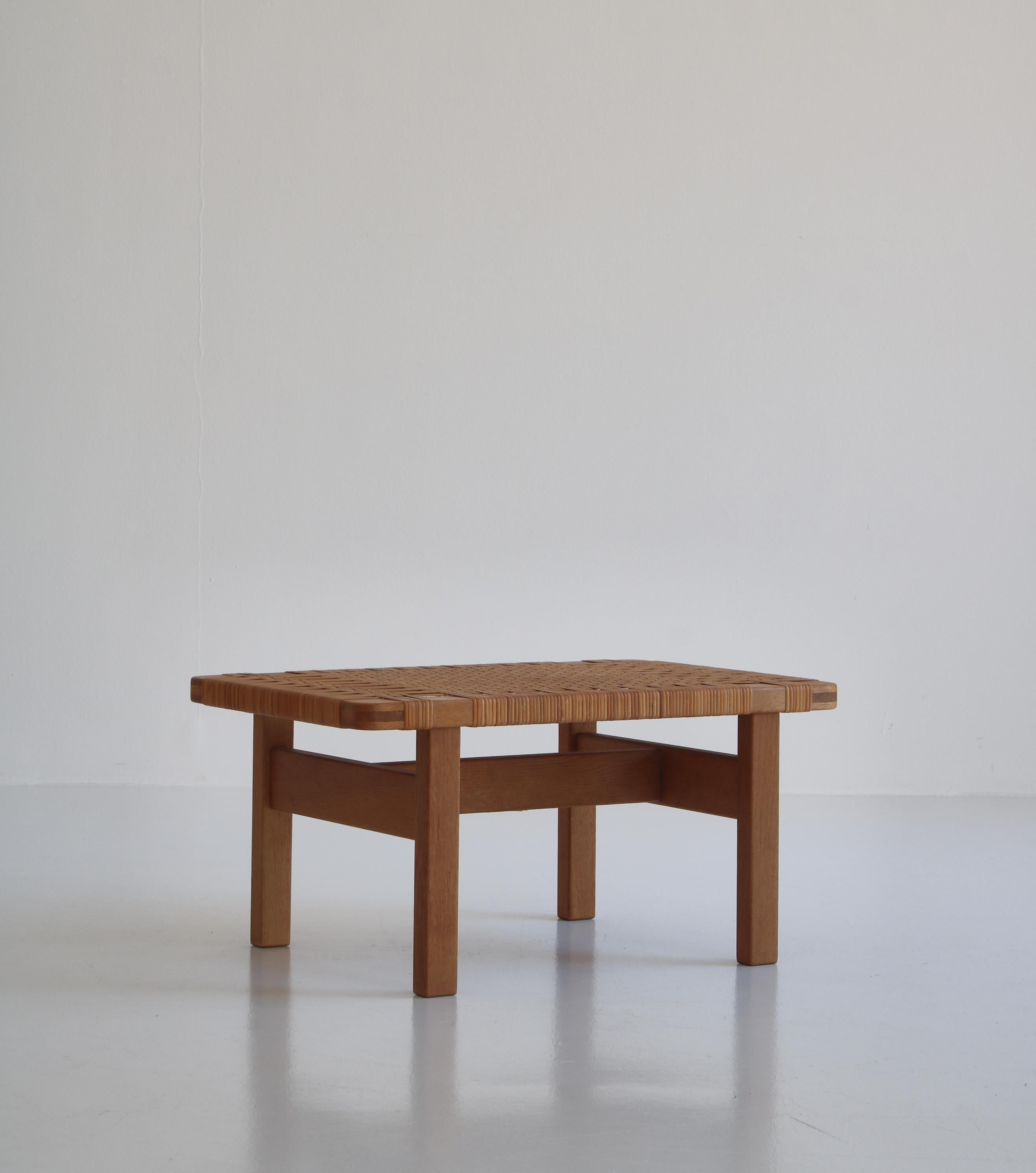 Tissé à la main Table d'appoint/table d'appoint Borge Mogensen en chêne et rotin, années 1950, Danemark en vente