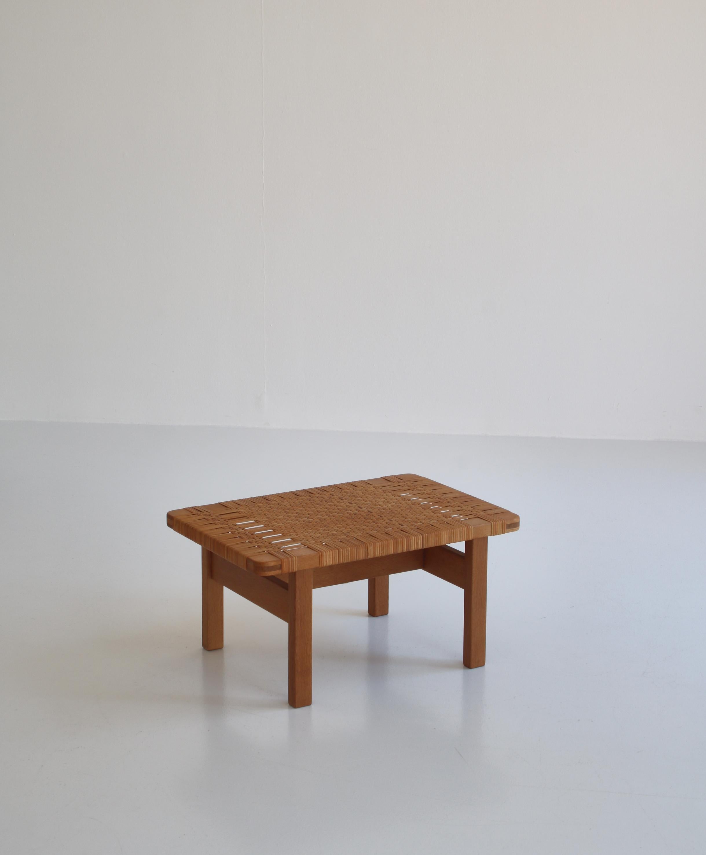 Milieu du XXe siècle Table d'appoint/table d'appoint Borge Mogensen en chêne et rotin, années 1950, Danemark en vente
