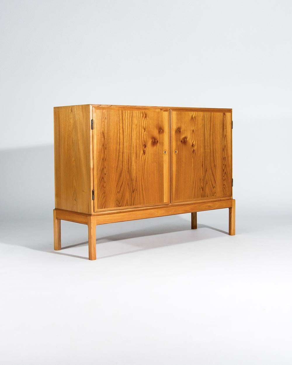 An early sideboard in elm with adjustable pine drawers designed by Borge Mogensen and manufactured by FDB Mobler in the 1940s.

A rare early example of Borge Mogensen’s work a beautiful sideboard crafted in elm. Elm is rarely used in furniture