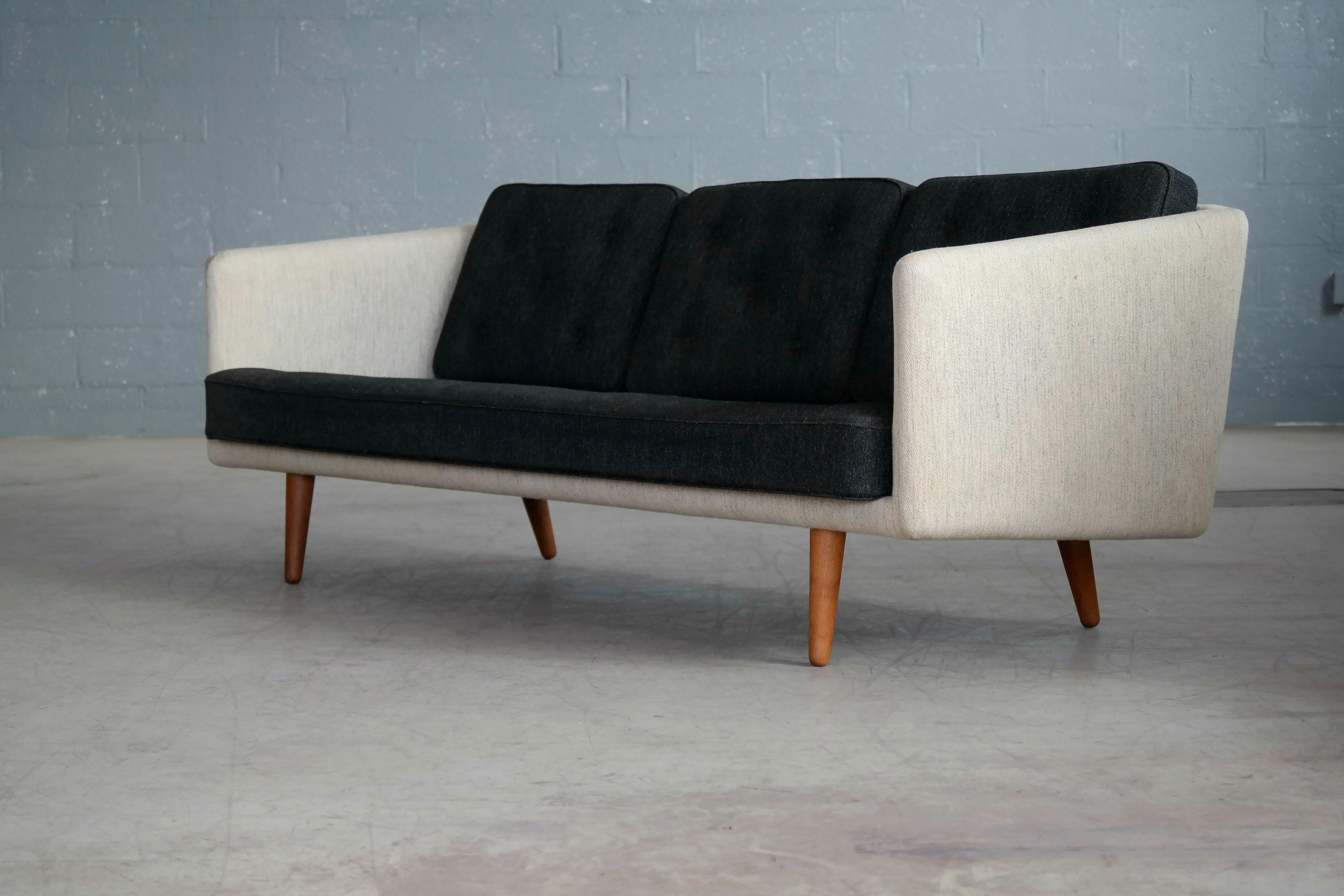 Mid-Century Modern Borge Mogensen Sofa Model 203 in Original Wool for Fredericia, Denmark, 1955 For Sale