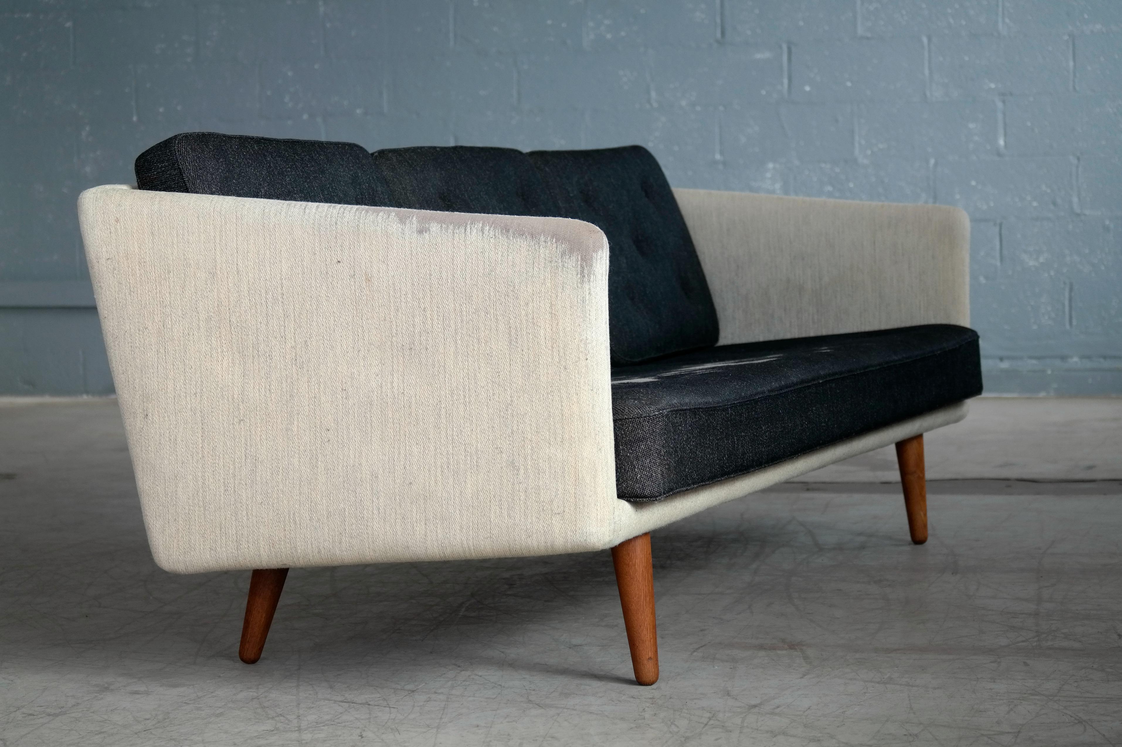 Borge Mogensen Sofa Model 203 in Original Wool for Fredericia, Denmark, 1955 In Good Condition For Sale In Bridgeport, CT