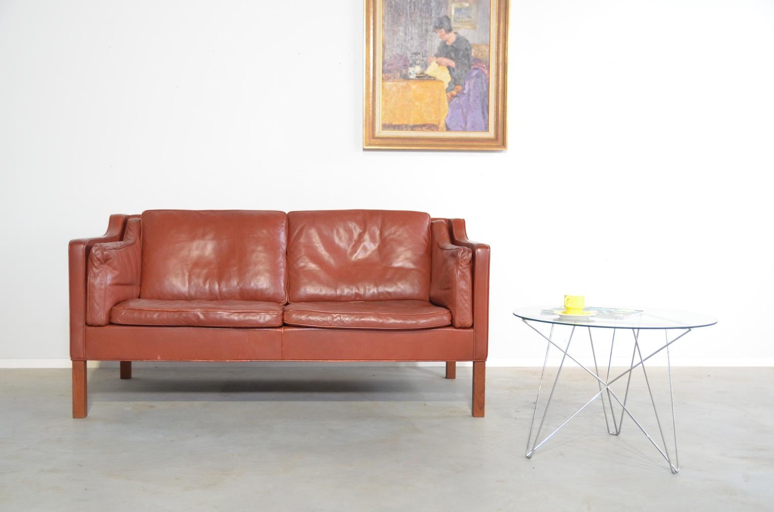 This is the two-seat sofa from the 22-series by Børge Mogensen produced by Fredericia Denmark, that consists of several benches and chairs. There is no doubt that this sofa serves the people, one of the goals that Børge Mogensen sets when designing