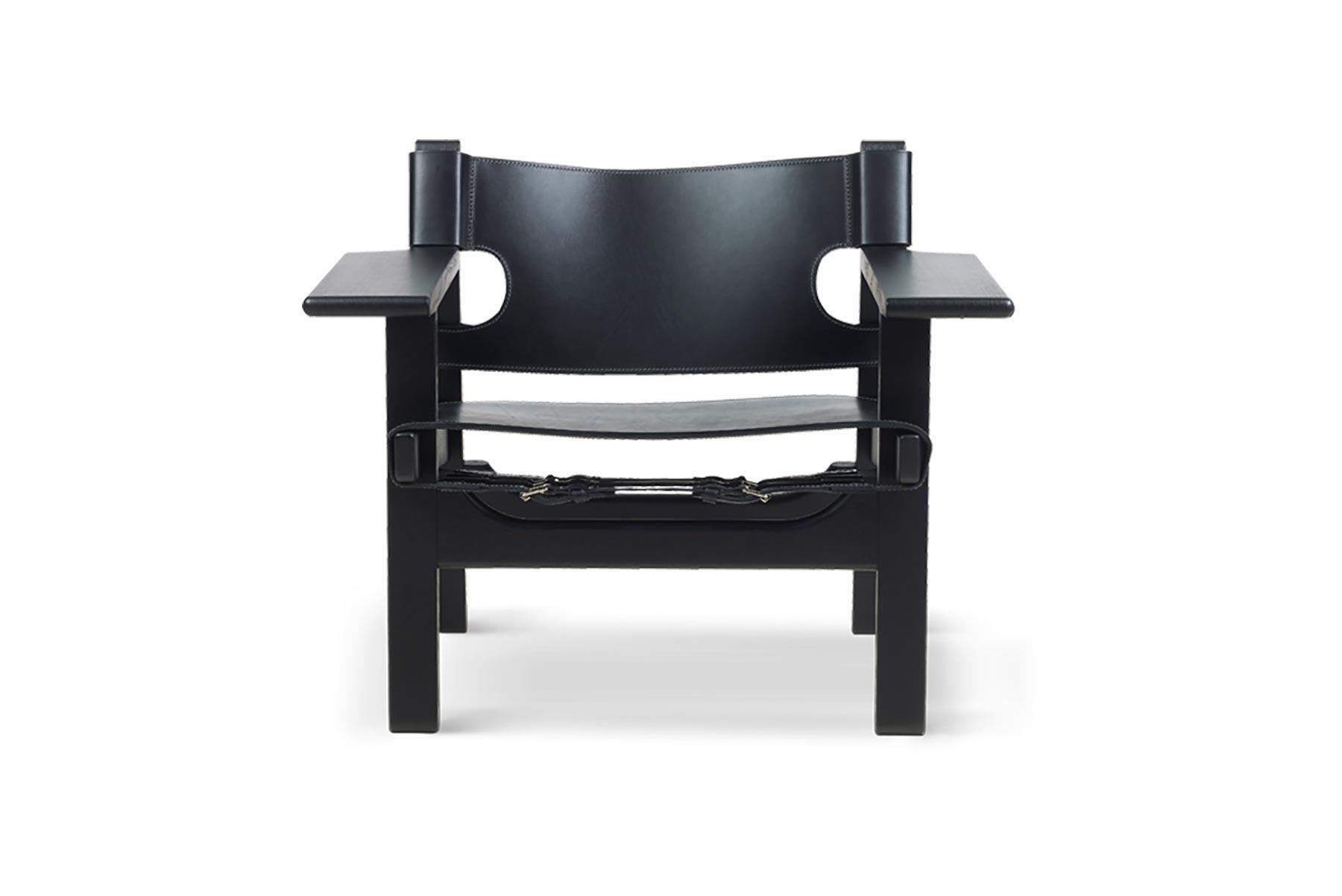 Mit dem spanischen Stuhl baute Mogensen seine Arbeit mit massiver Eiche und Sattelleder aus. Der Stuhl wurde 1958 im Rahmen einer innovativen Wohnraumausstellung vorgestellt, bei der alle Tische vom Boden entfernt wurden, um einen offenen Wohnraum