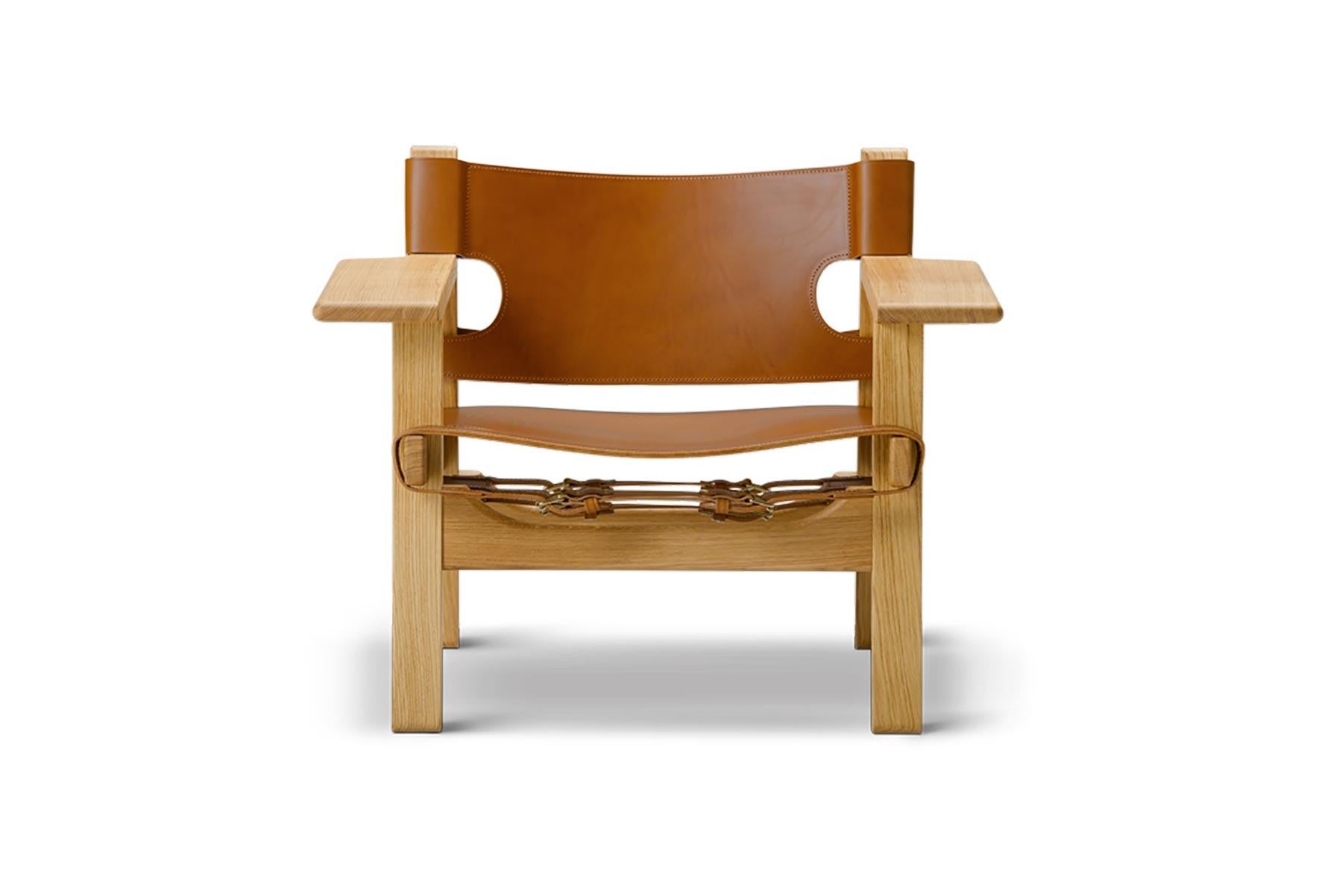 With the Spanish chair, Mogensen expanded upon his work with solid oak and saddle leather. The chair was launched in 1958 as part of an innovative living space exhibition, in which all tables were removed from the floor to create an open living