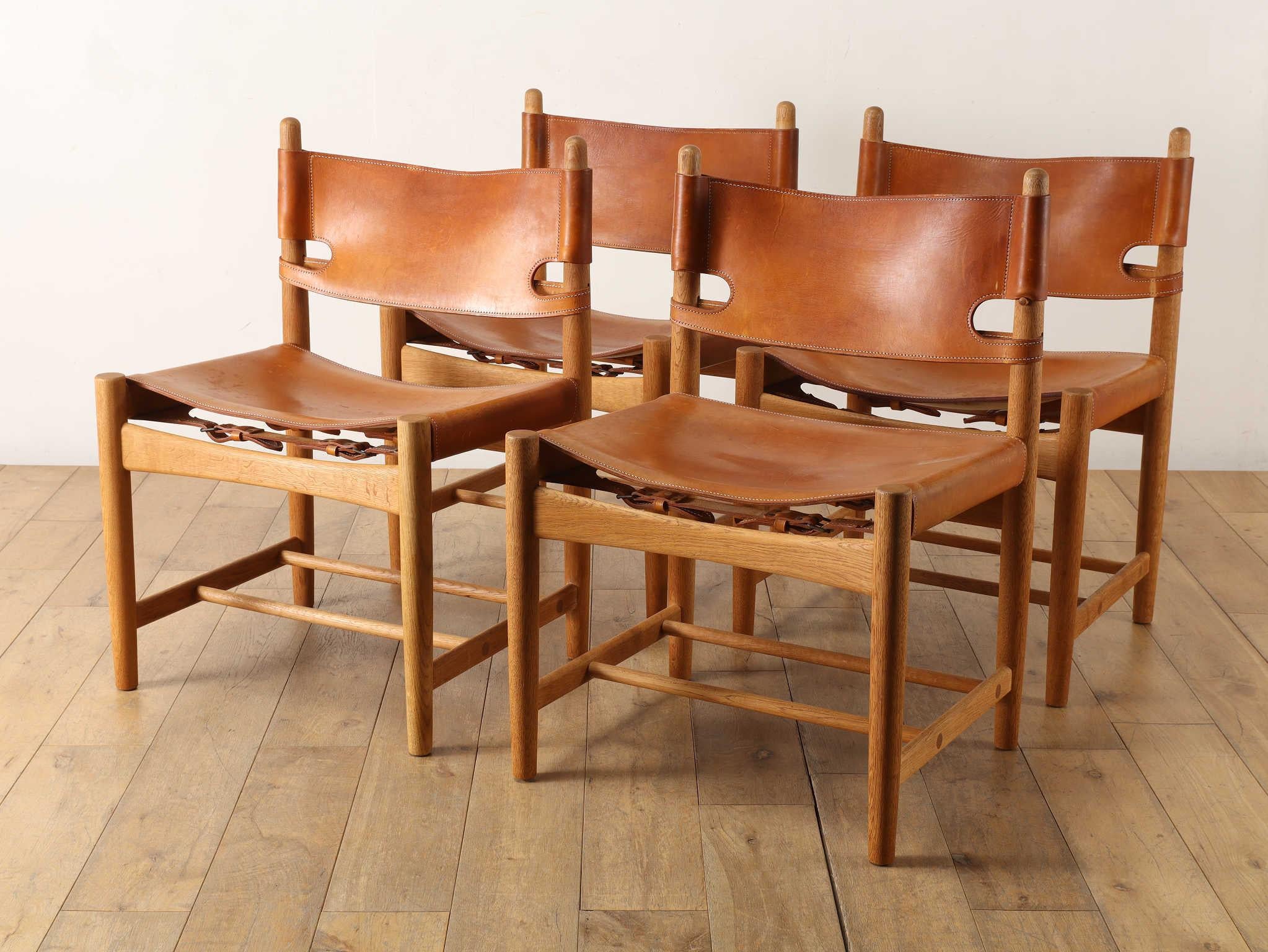 Dies ist ein Vintage-Esszimmerstuhl, Modell 3237, abgeleitet vom ikonischen Spanish Chair - einem der Meisterwerke der dänischen Designlegende Børge Mogensen.
Inspiriert von seinen Reisen durch Spanien schuf Mogensen dieses Meisterwerk, das heute