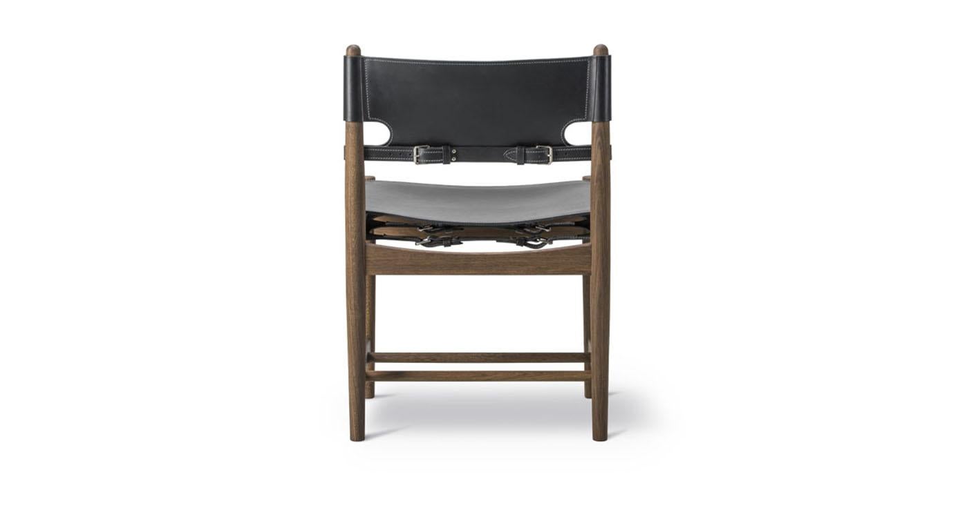 The Spanish dining chair is a testament to the application of honest materials. Crafted from the finest selection of oak and flawless saddle leather, the chair is available with or without armrests, and with multiple finishes from light to darker