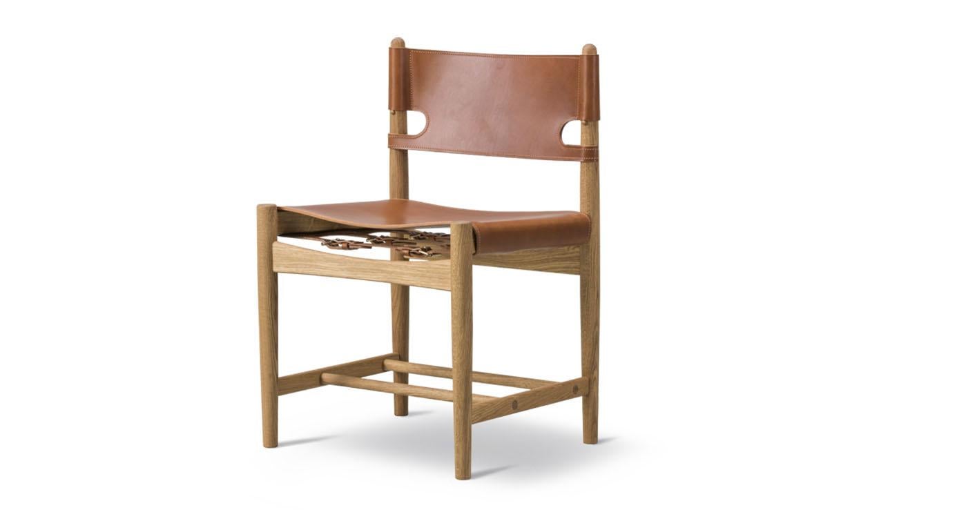 Der spanische Esszimmerstuhl ist ein Zeugnis für die Verwendung von ehrlichen Materialien. Der Stuhl ist aus feinstem Eichenholz und makellosem Sattelleder gefertigt und mit oder ohne Armlehnen sowie in verschiedenen Ausführungen von hellen bis