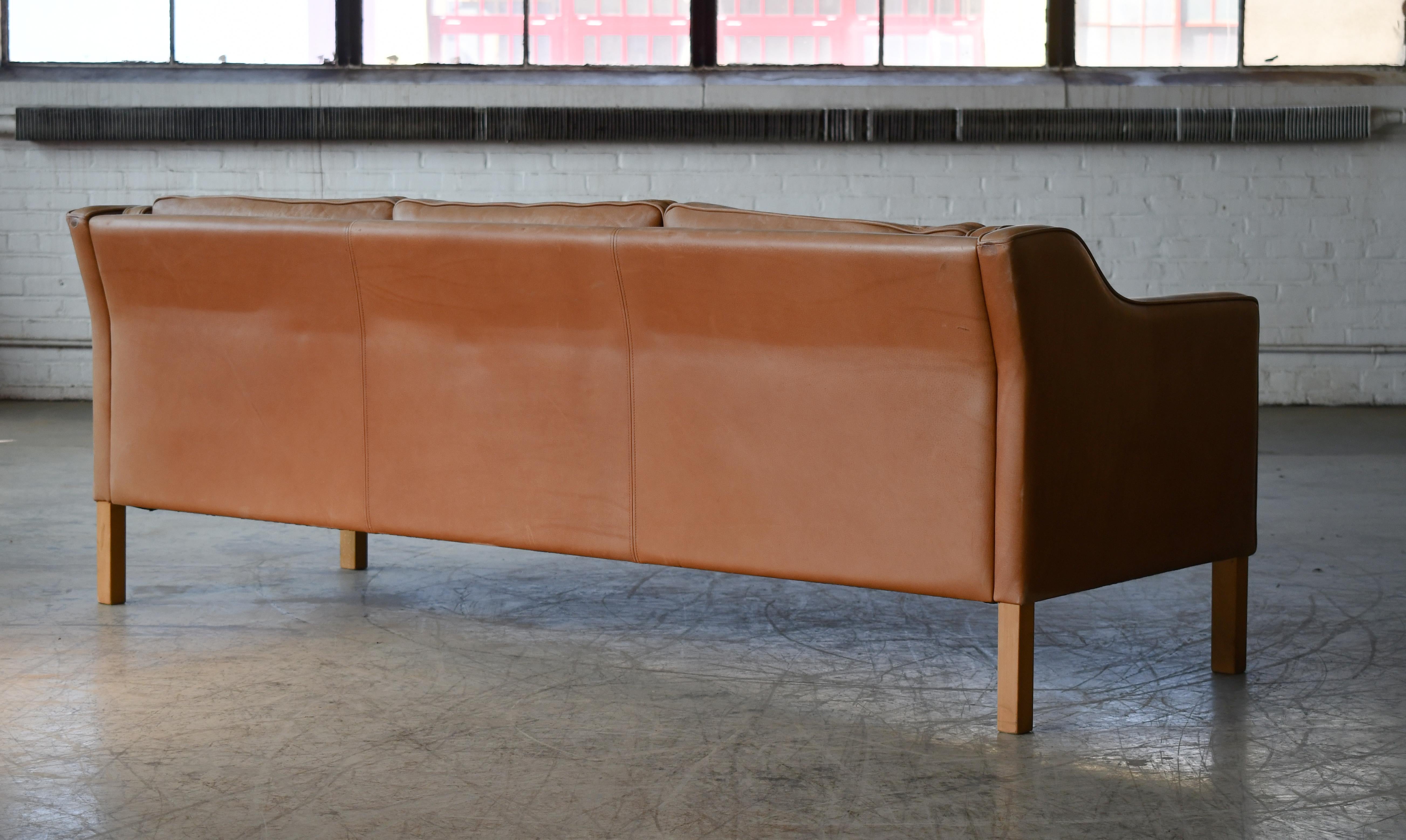 Borge Mogensen-Stil Modell 2213 Dreisitzer-Sofa aus cremefarbenem Leder von Stouby  im Angebot 7