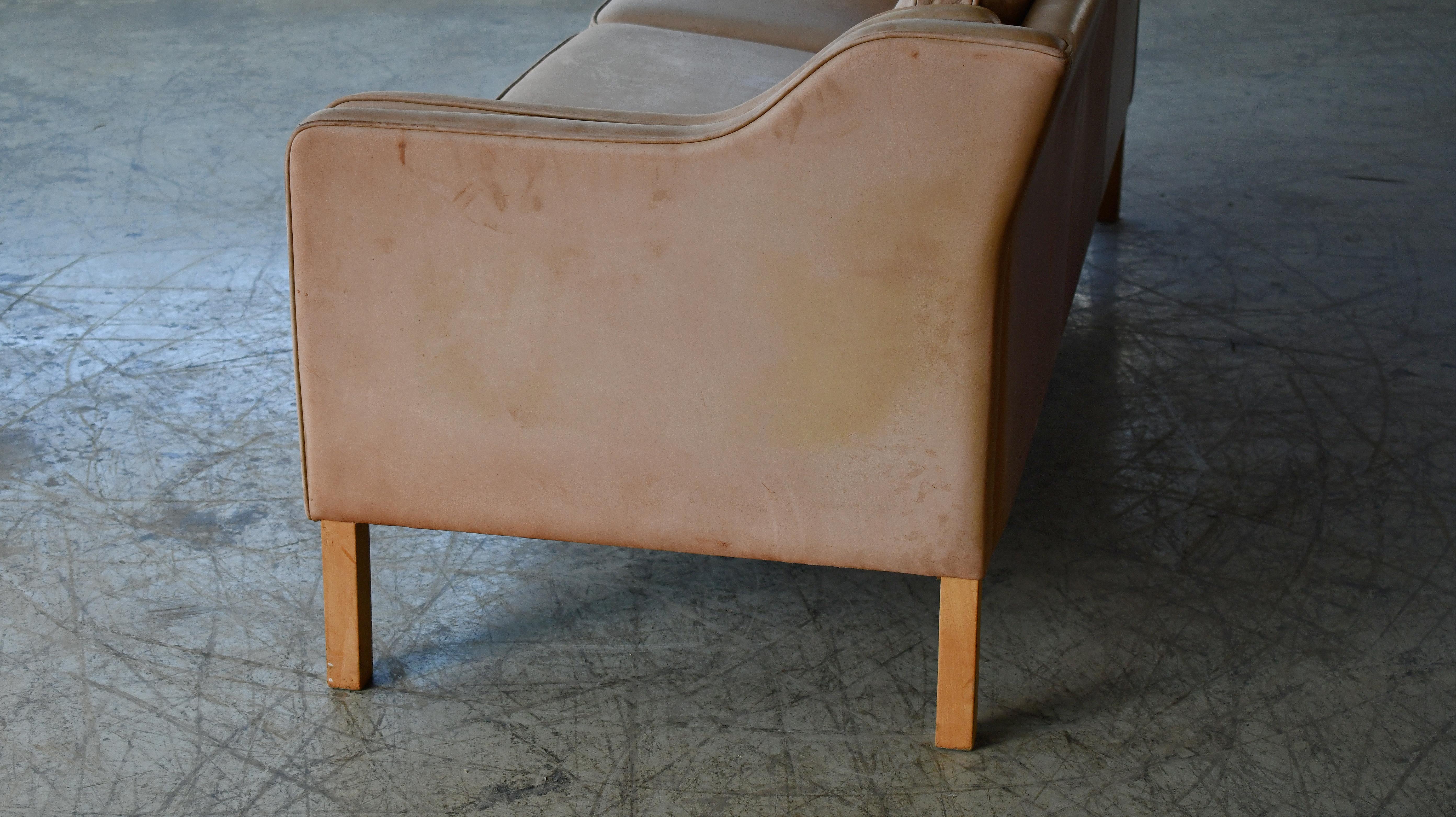 Borge Mogensen-Stil Modell 2213 Dreisitzer-Sofa aus cremefarbenem Leder von Stouby  im Angebot 8