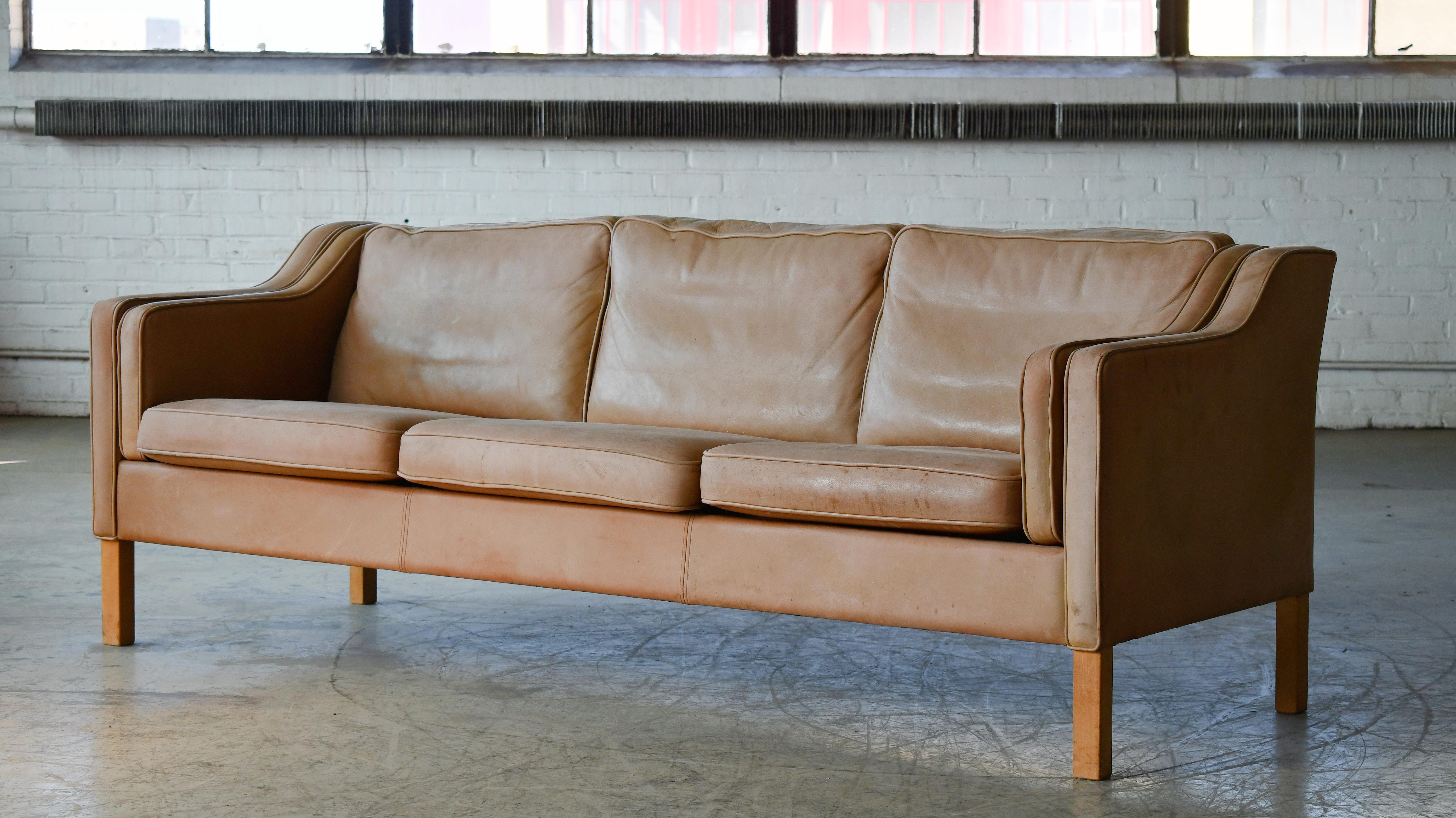Borge Mogensen-Stil Modell 2213 Dreisitzer-Sofa aus cremefarbenem Leder von Stouby  (Moderne der Mitte des Jahrhunderts) im Angebot