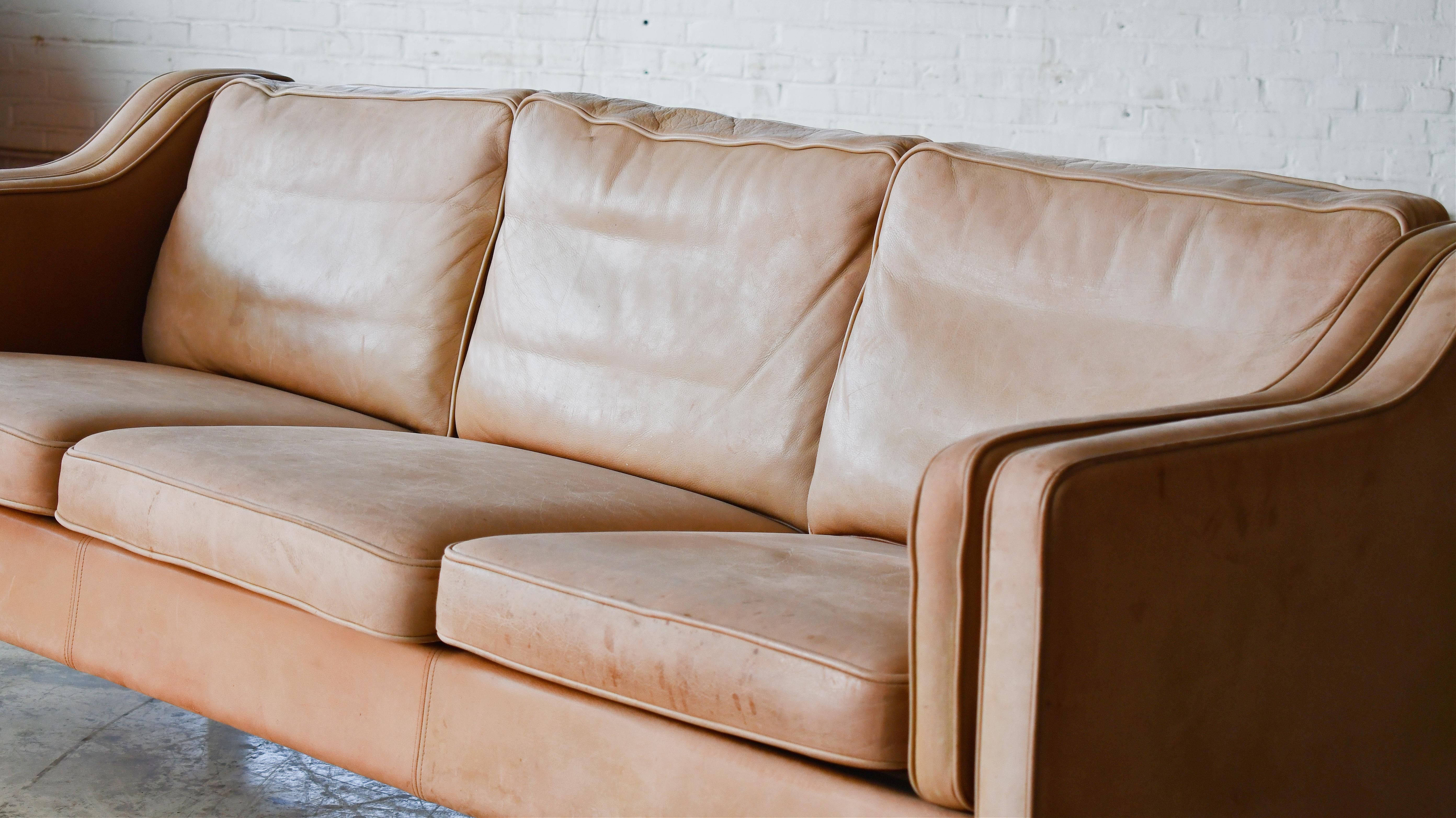 Borge Mogensen-Stil Modell 2213 Dreisitzer-Sofa aus cremefarbenem Leder von Stouby  (Dänisch) im Angebot