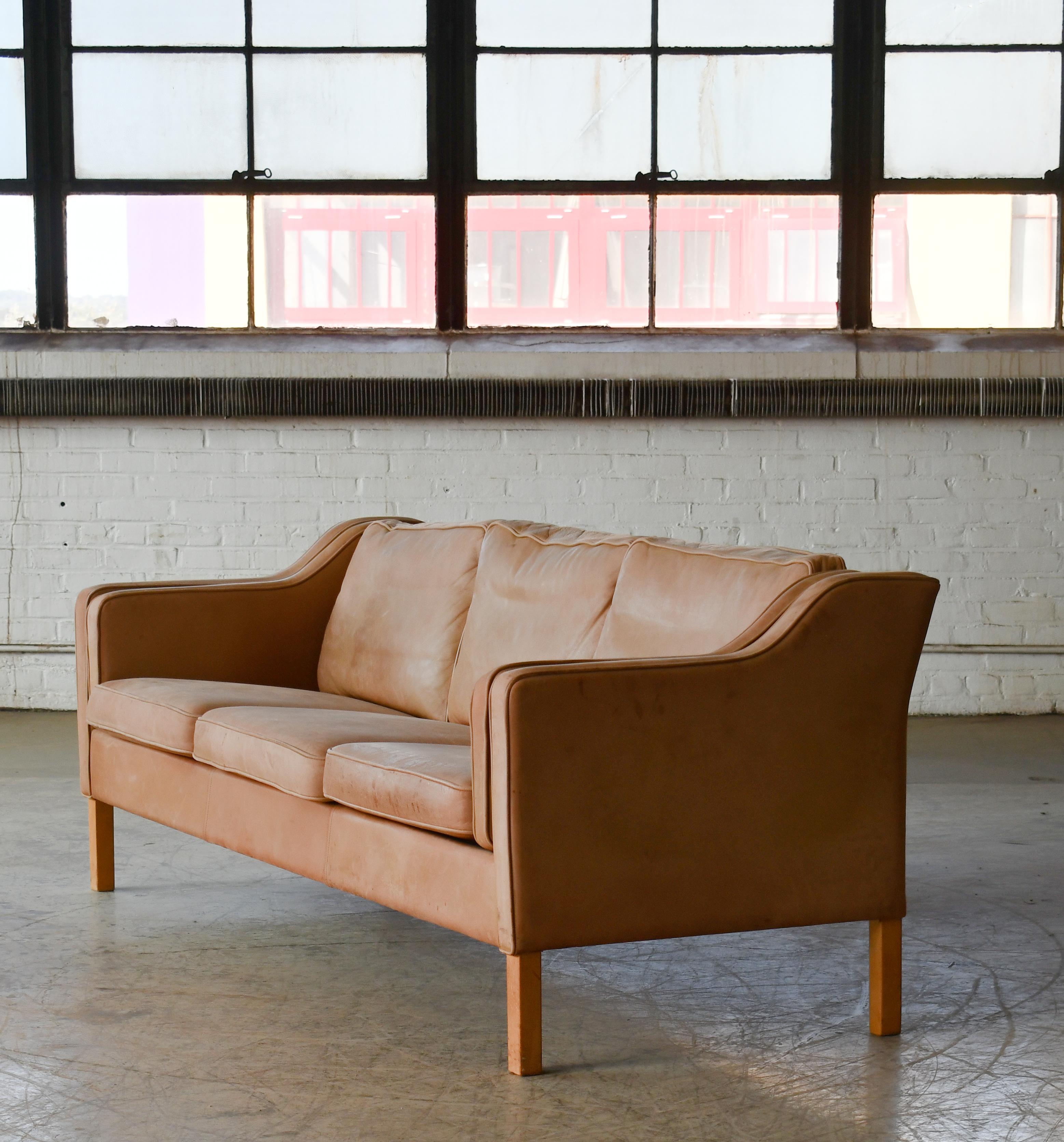 Borge Mogensen-Stil Modell 2213 Dreisitzer-Sofa aus cremefarbenem Leder von Stouby  im Zustand „Gut“ im Angebot in Bridgeport, CT