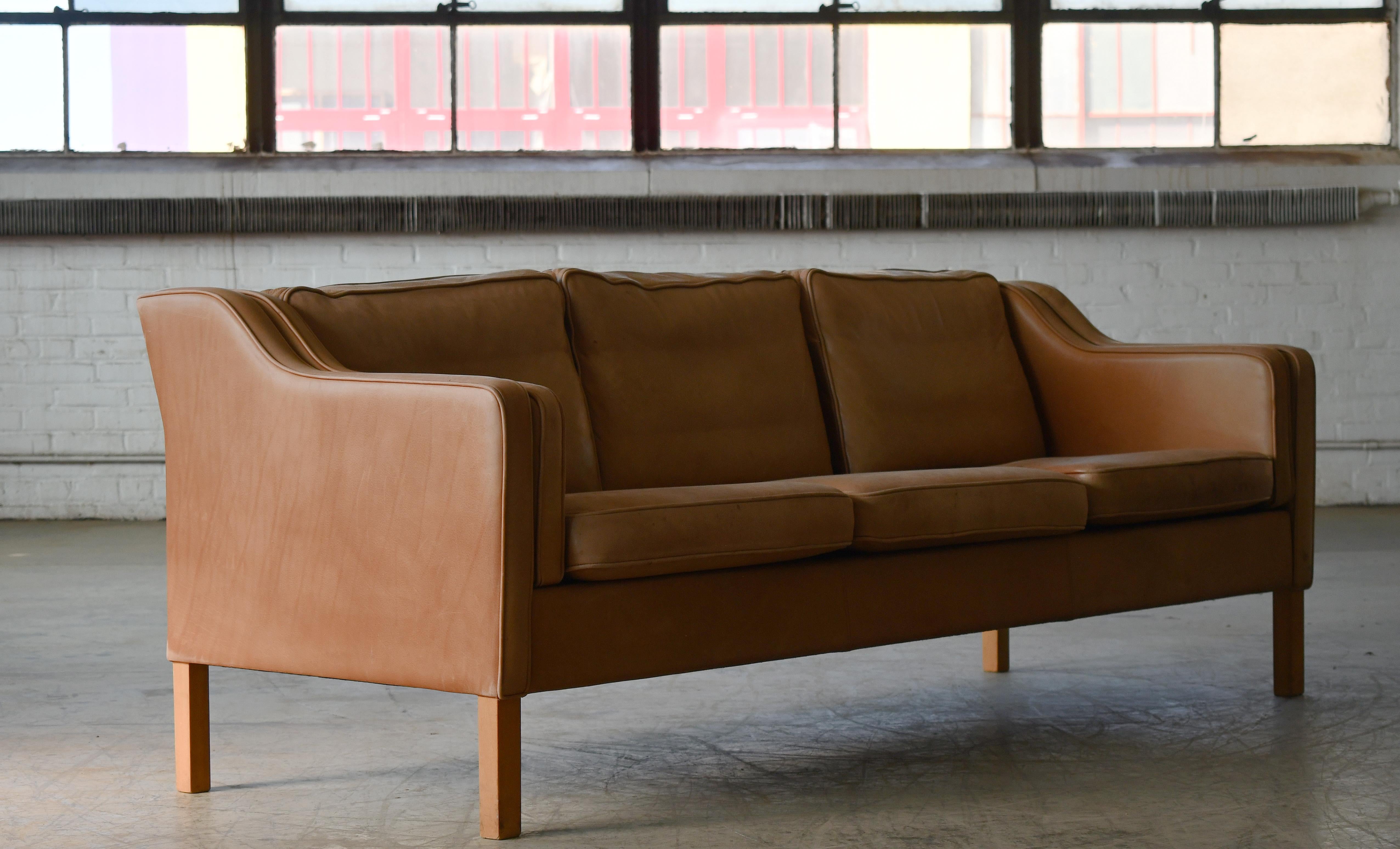 Borge Mogensen-Stil Modell 2213 Dreisitzer-Sofa aus cremefarbenem Leder von Stouby  im Angebot 1