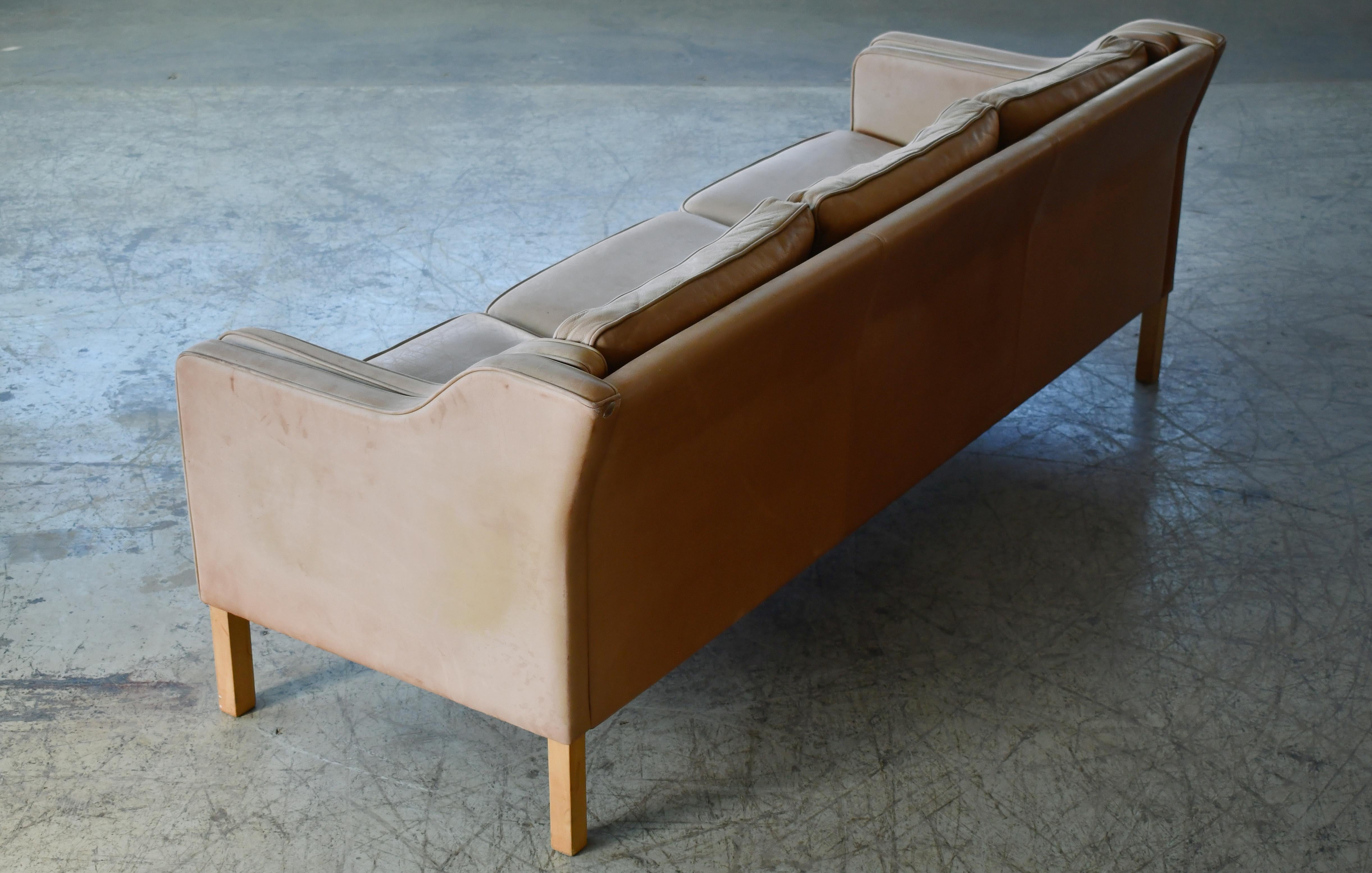 Borge Mogensen-Stil Modell 2213 Dreisitzer-Sofa aus cremefarbenem Leder von Stouby  im Angebot 2