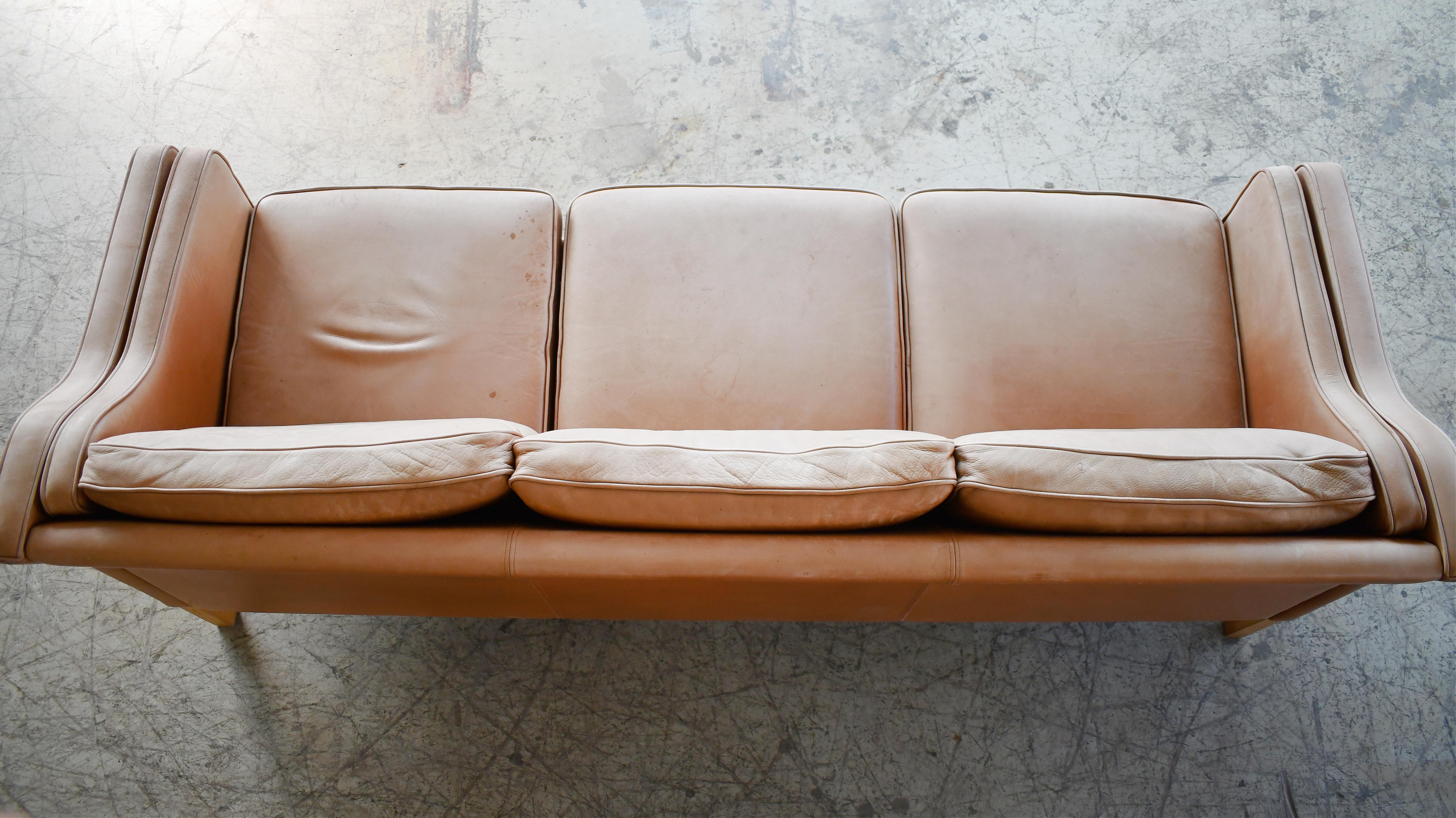 Borge Mogensen-Stil Modell 2213 Dreisitzer-Sofa aus cremefarbenem Leder von Stouby  im Angebot 3