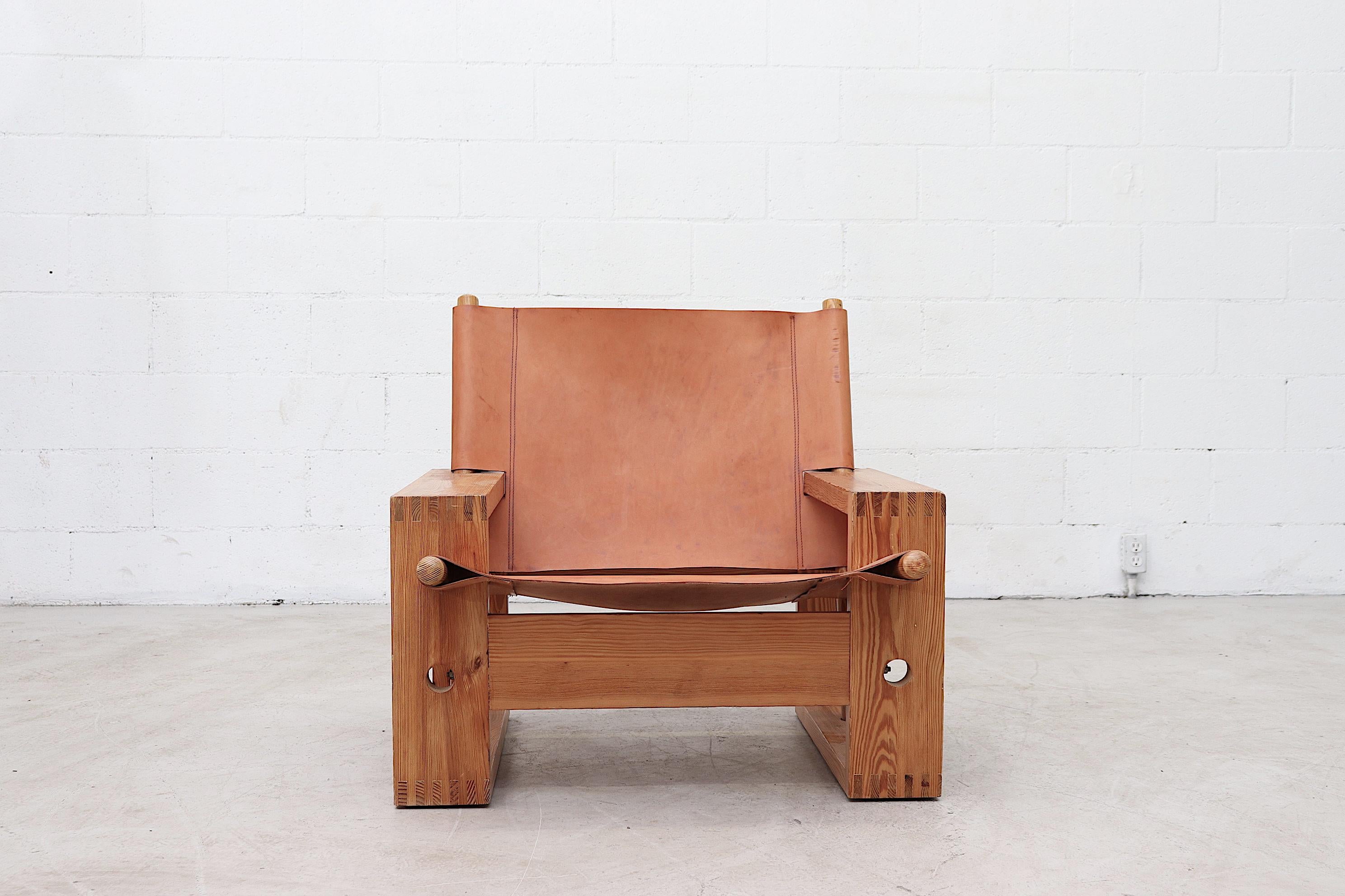 Simple pine crate lounge chair with natural saddle leather, solid pine wood frame by Ate Van Apeldoorn for Houtwerk Hattem, in good condition.